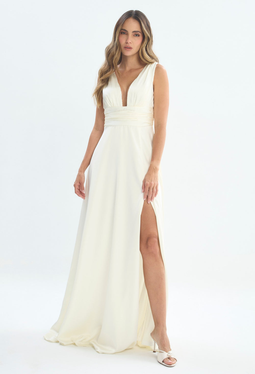 Mujer luciendo vestido beige BYBLA - Escote V Abertura