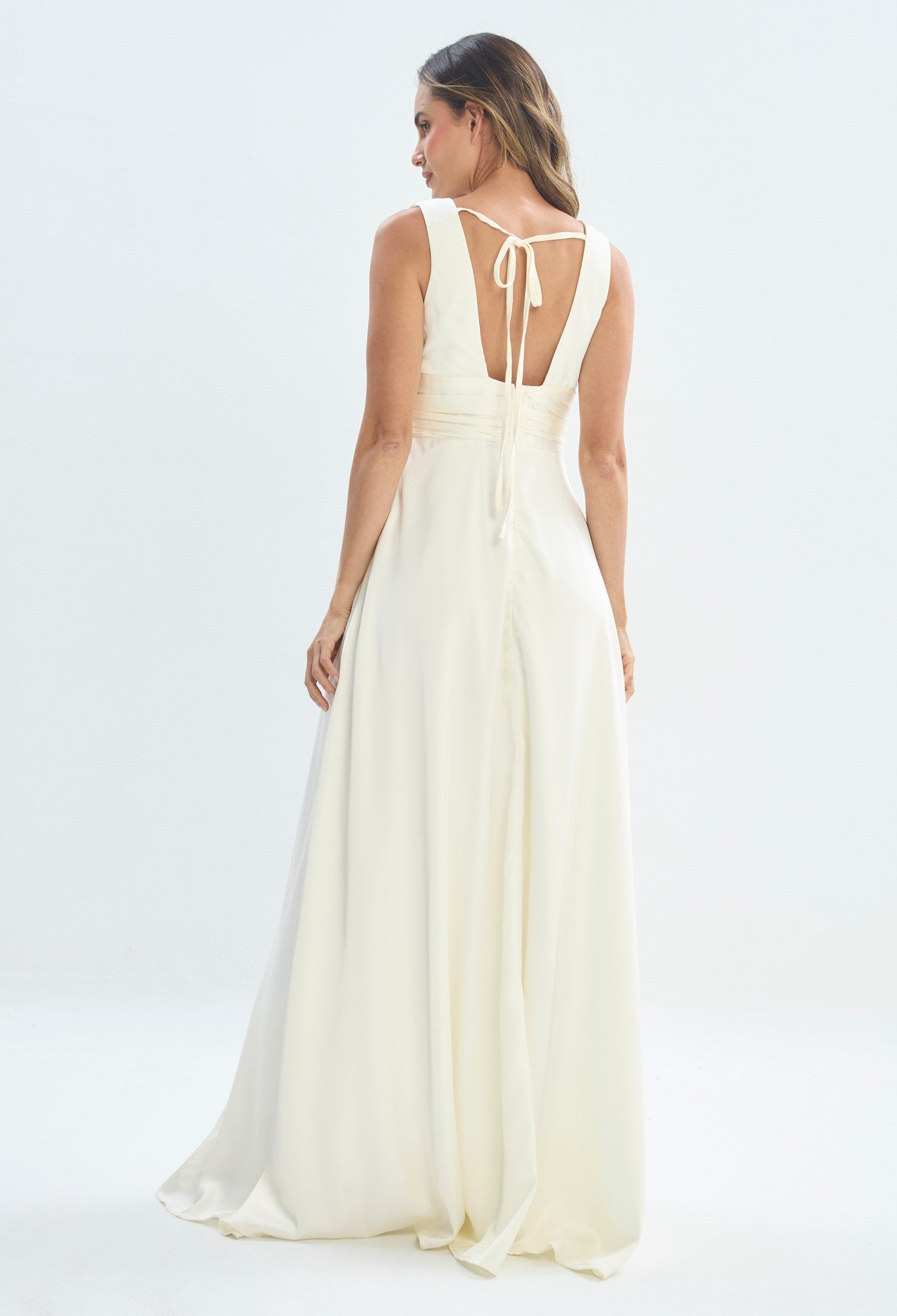 Mujer luciendo vestido beige BYBLA - Escote V Abertura - vista 3