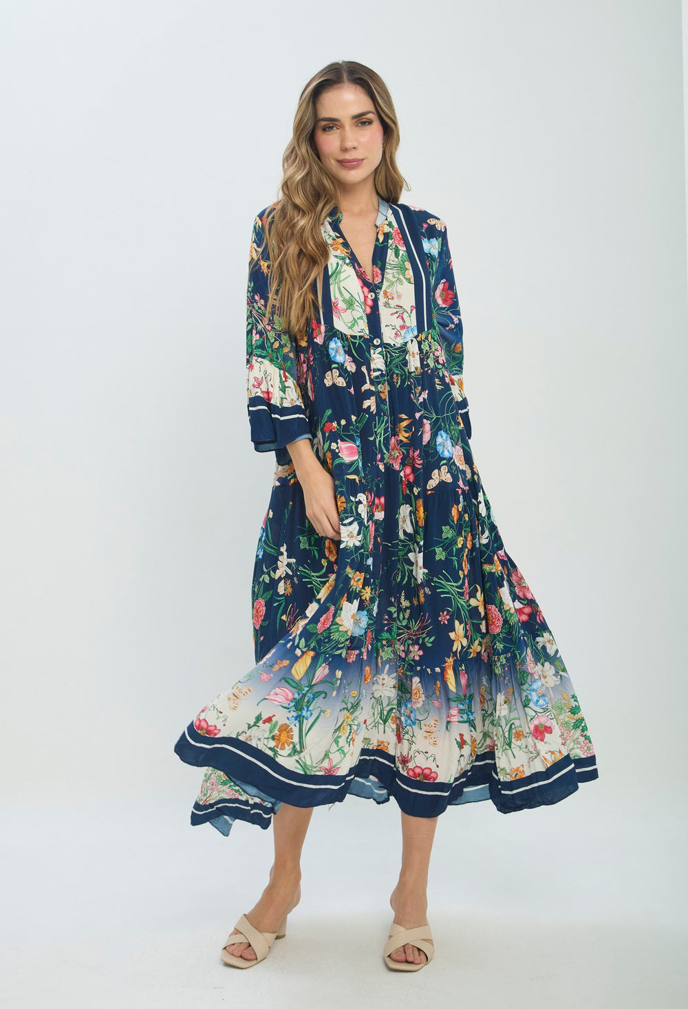 Vestido largo azul con estampado floral multicolor