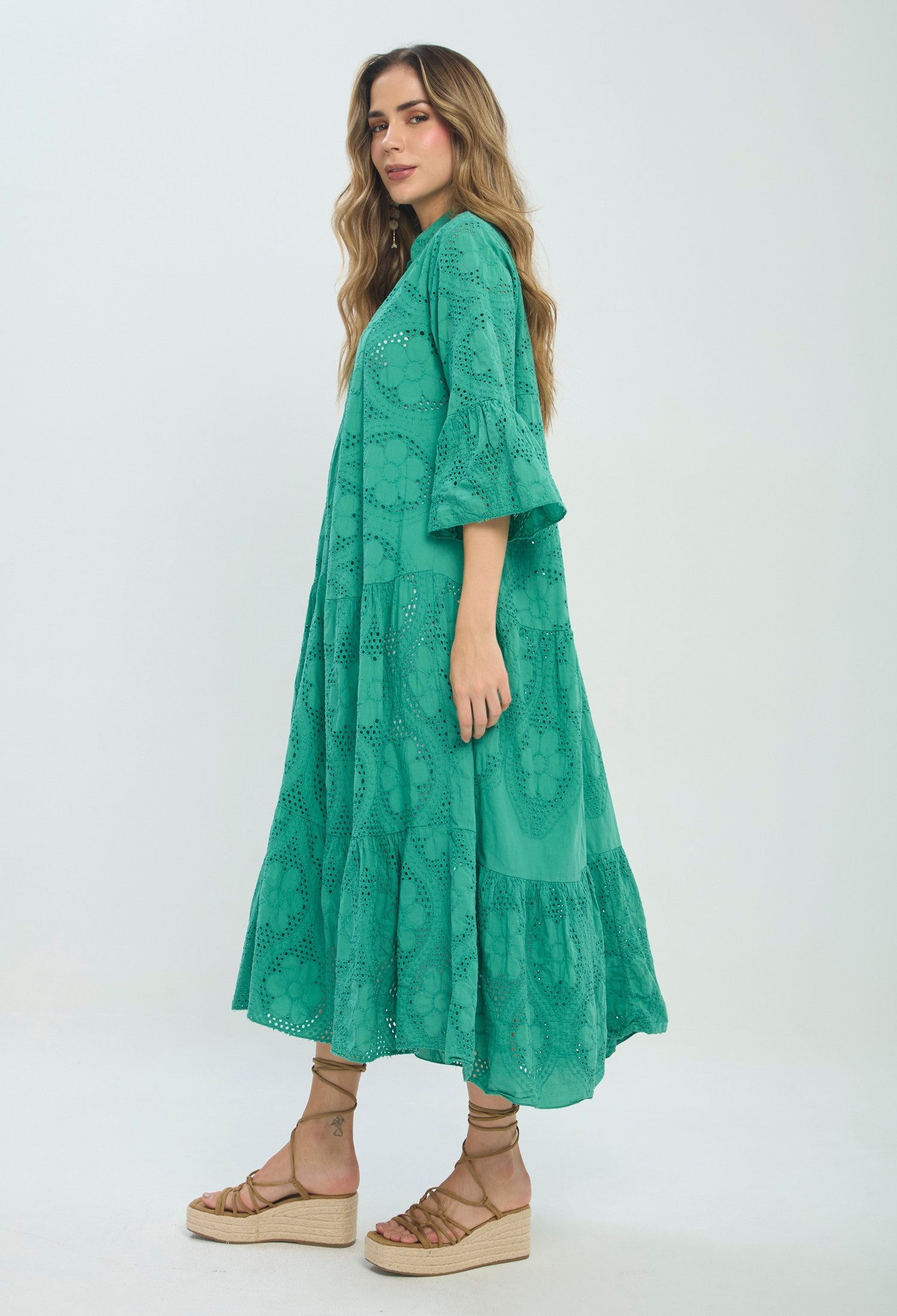 Vestido largo verde con calado eyelet y manga acampanada