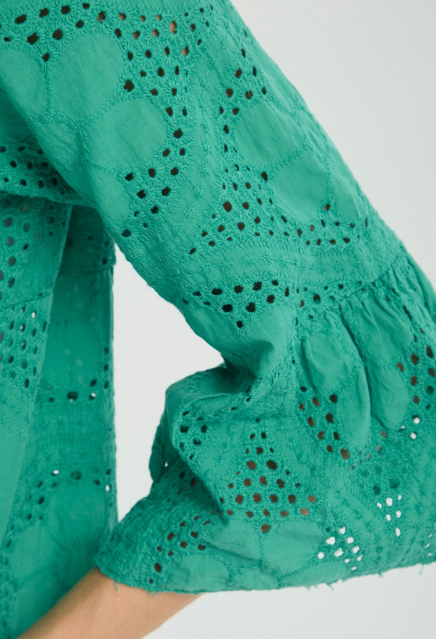 Vestido largo verde con calado eyelet y manga acampanada - vista 5