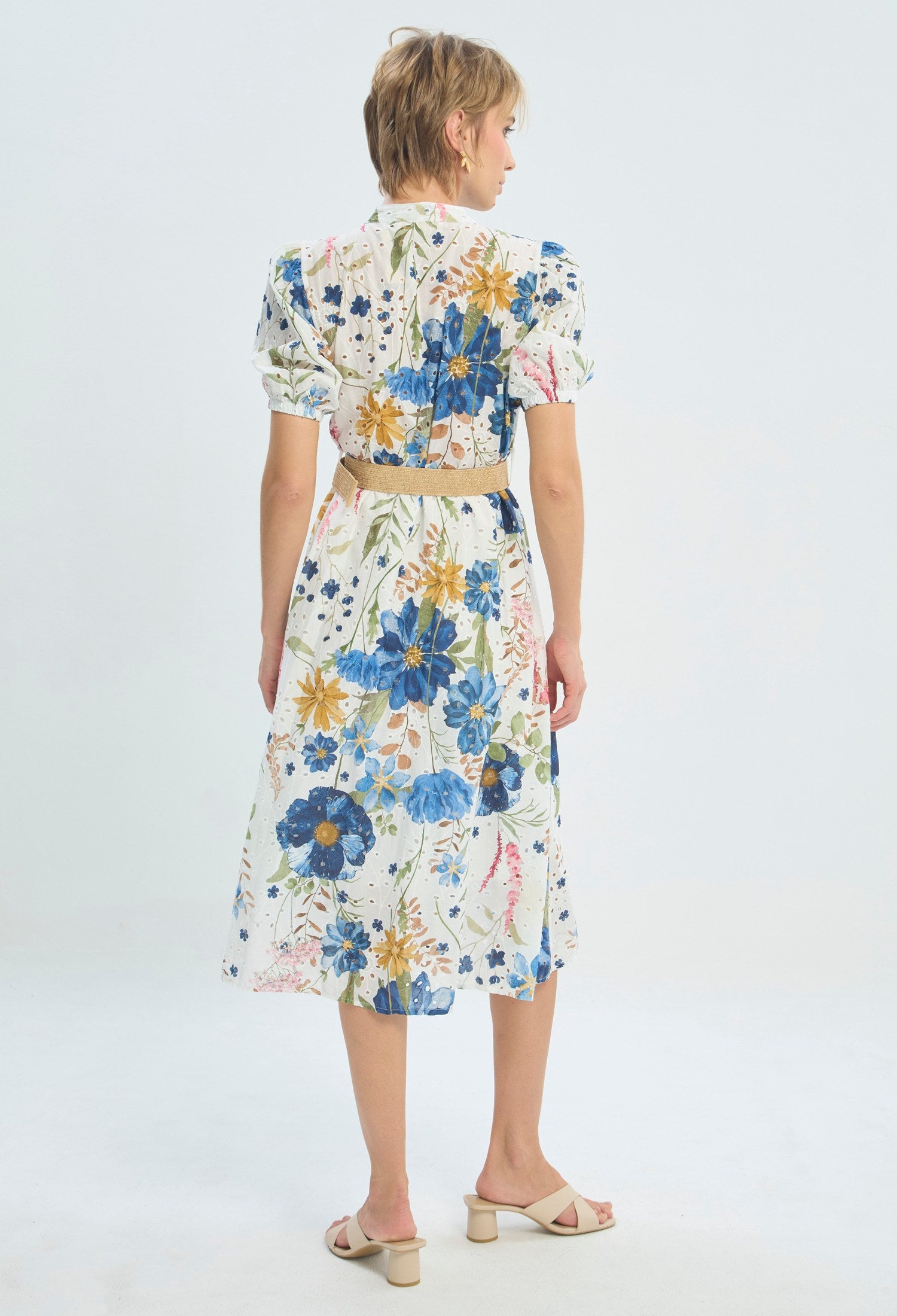 Vestido largo floral azul sobre fondo blanco con correa BYBLA - vista 4