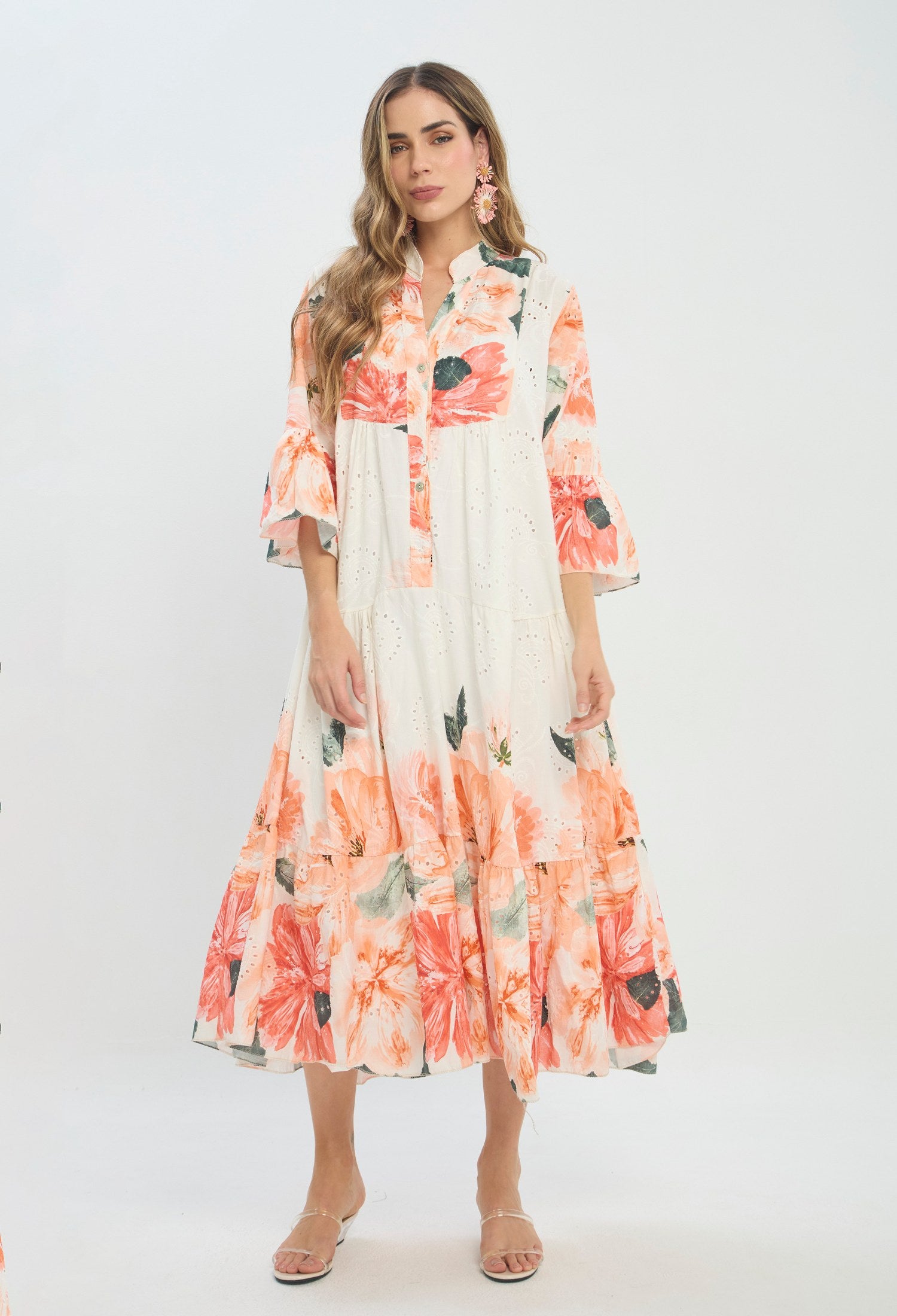 Vestido largo naranja con estampado floral y manga acampanada