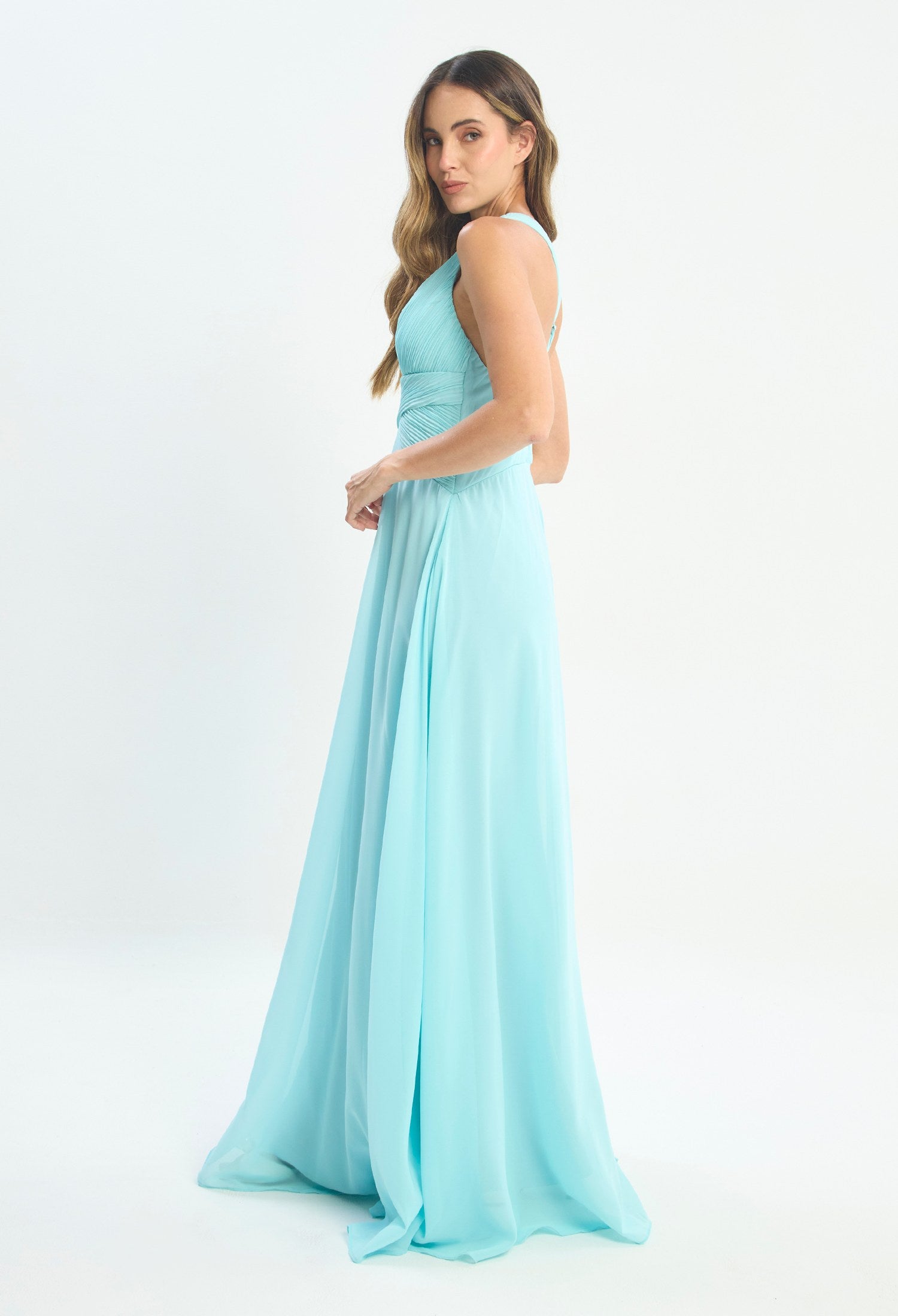 Mujer luciendo vestido azul BYBLA - Gasa Halter - vista 2
