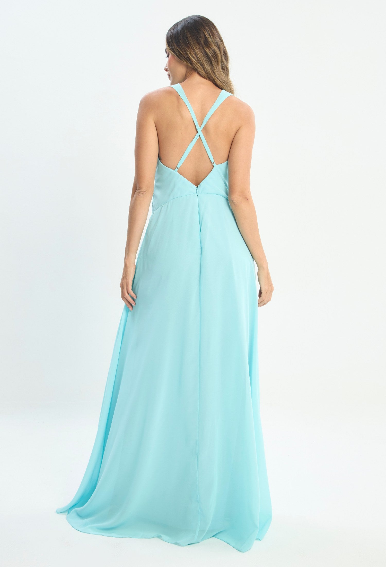Mujer luciendo vestido azul BYBLA - Gasa Halter - vista 3