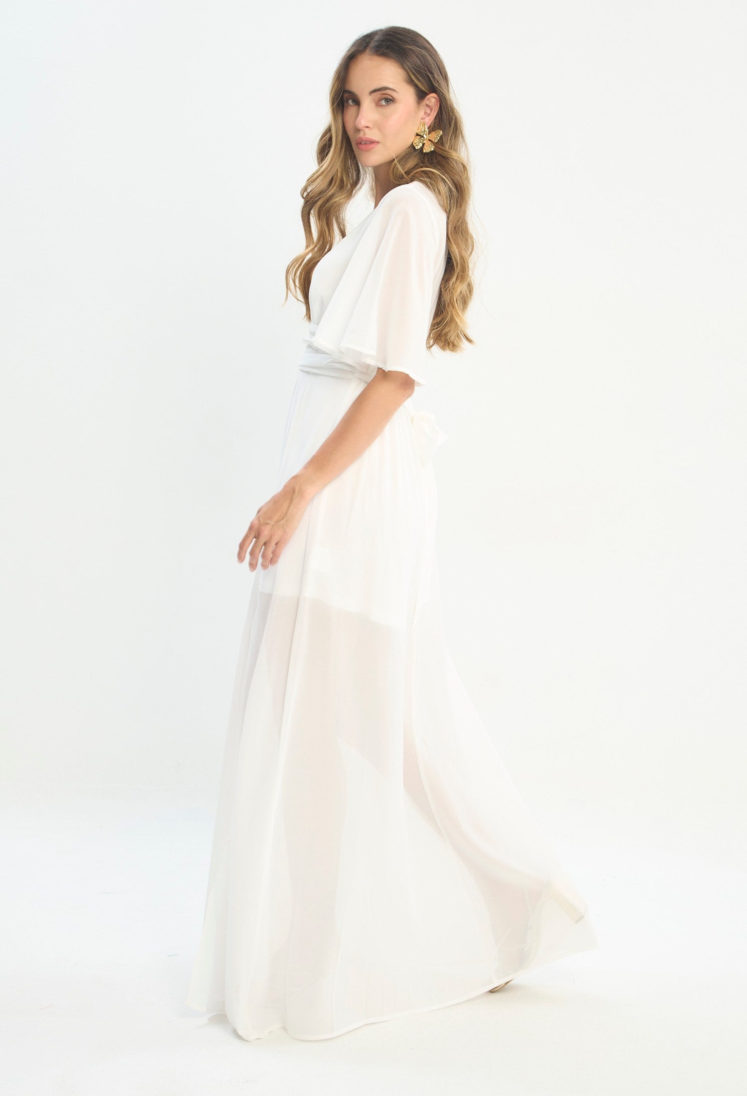 Mujer luciendo vestido blanco BYBLA - Gasa Kimono - vista 3