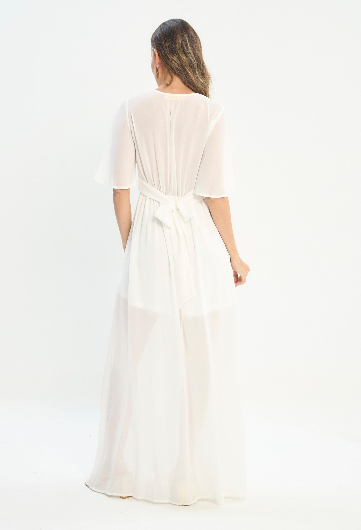 Mujer luciendo vestido blanco BYBLA - Gasa Kimono - vista 4