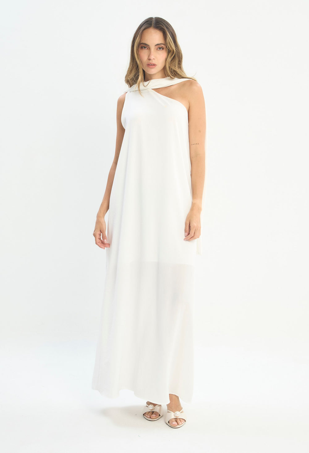 Mujer luciendo vestido blanco BYBLA - Halter Asimétrico