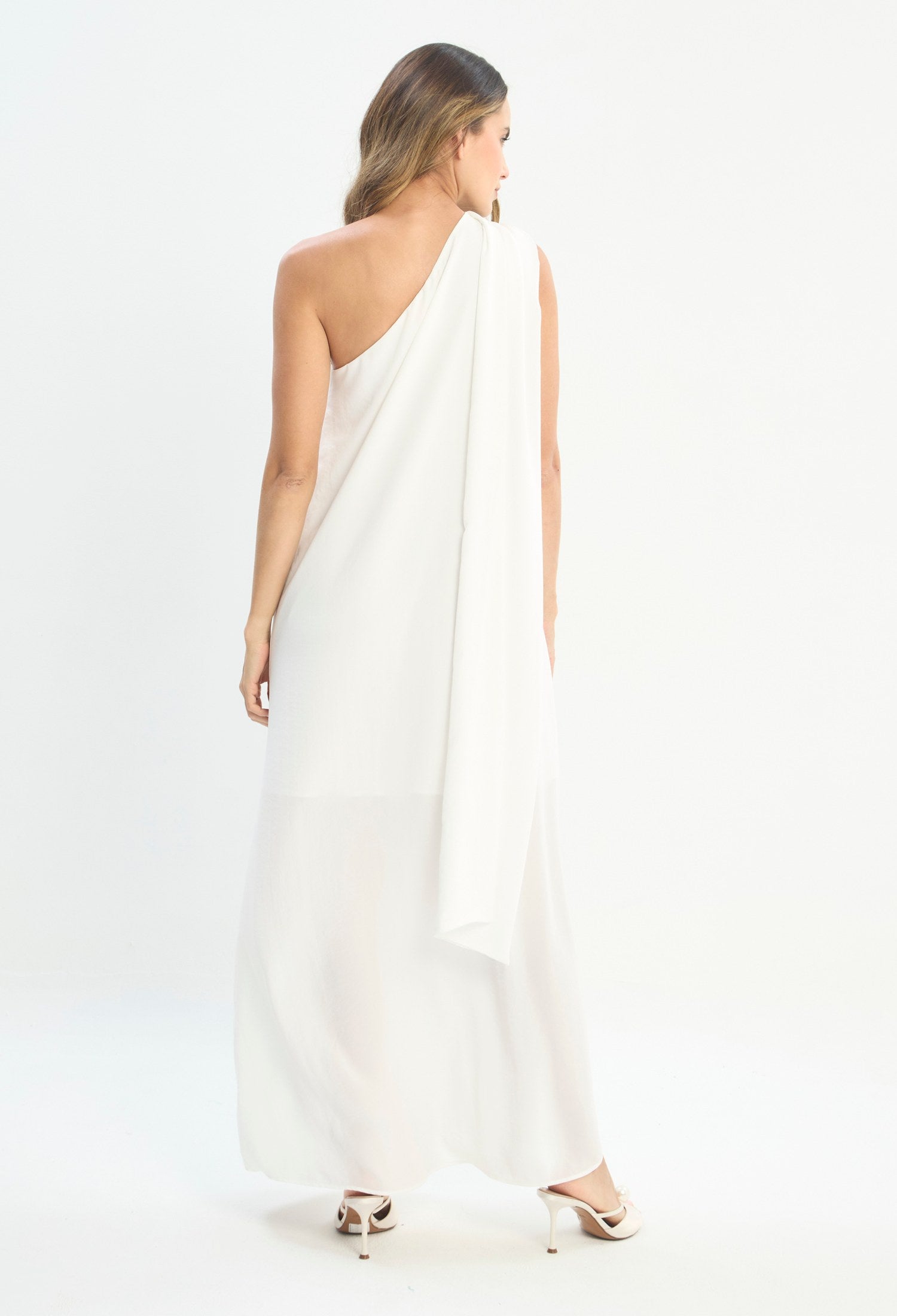 Mujer luciendo vestido blanco BYBLA - Halter Asimétrico - vista 3