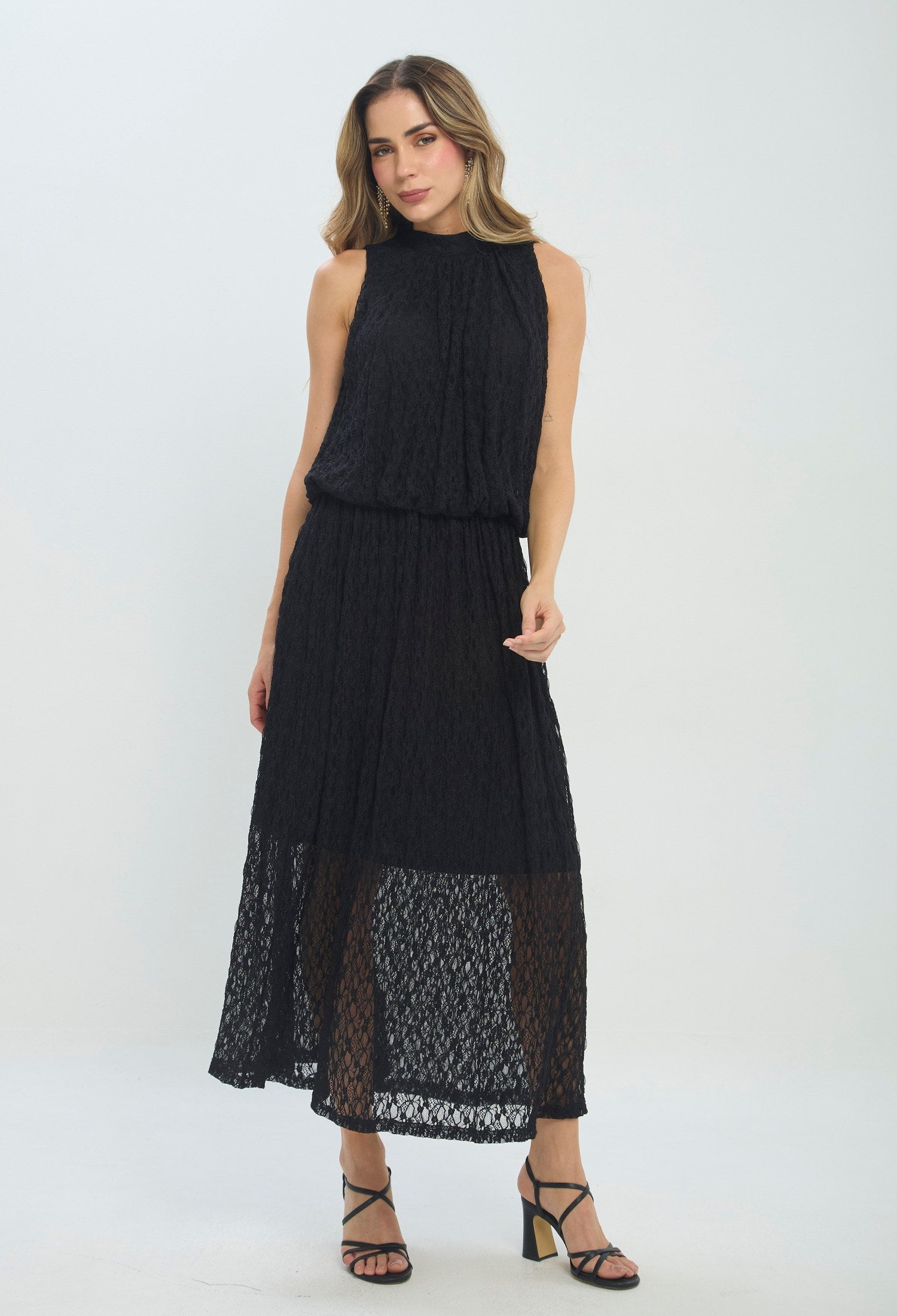 Vestido largo negro en encaje con cuello halter