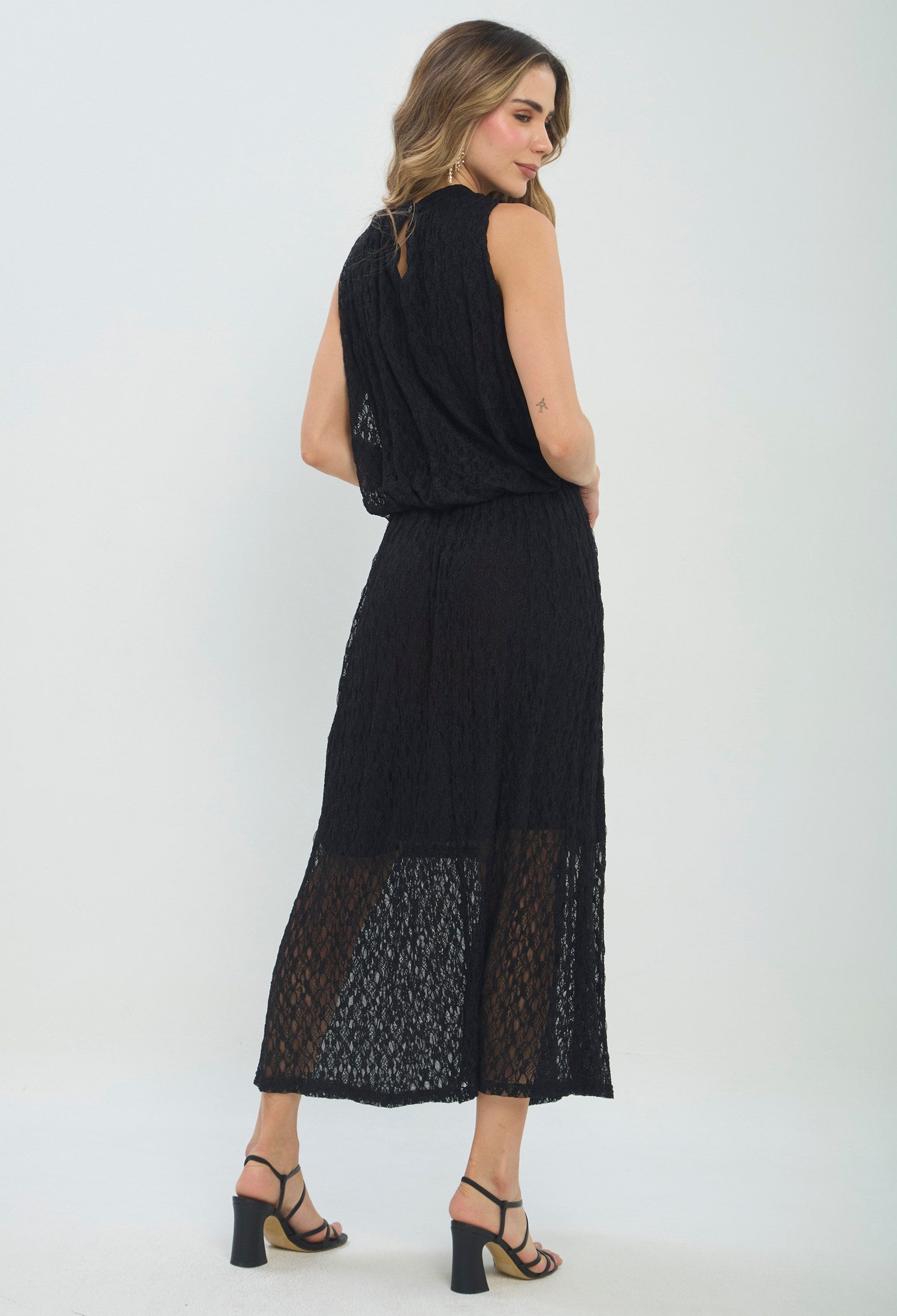 Vestido largo negro en encaje con cuello halter - vista 3