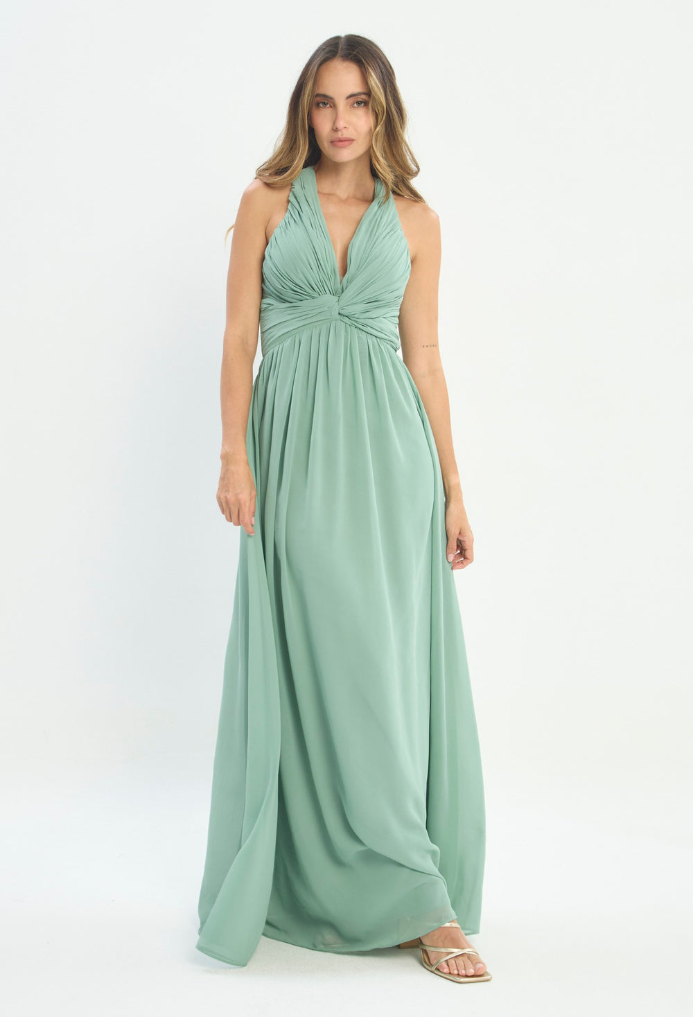 Mujer luciendo vestido verde BYBLA - Halter Nudo