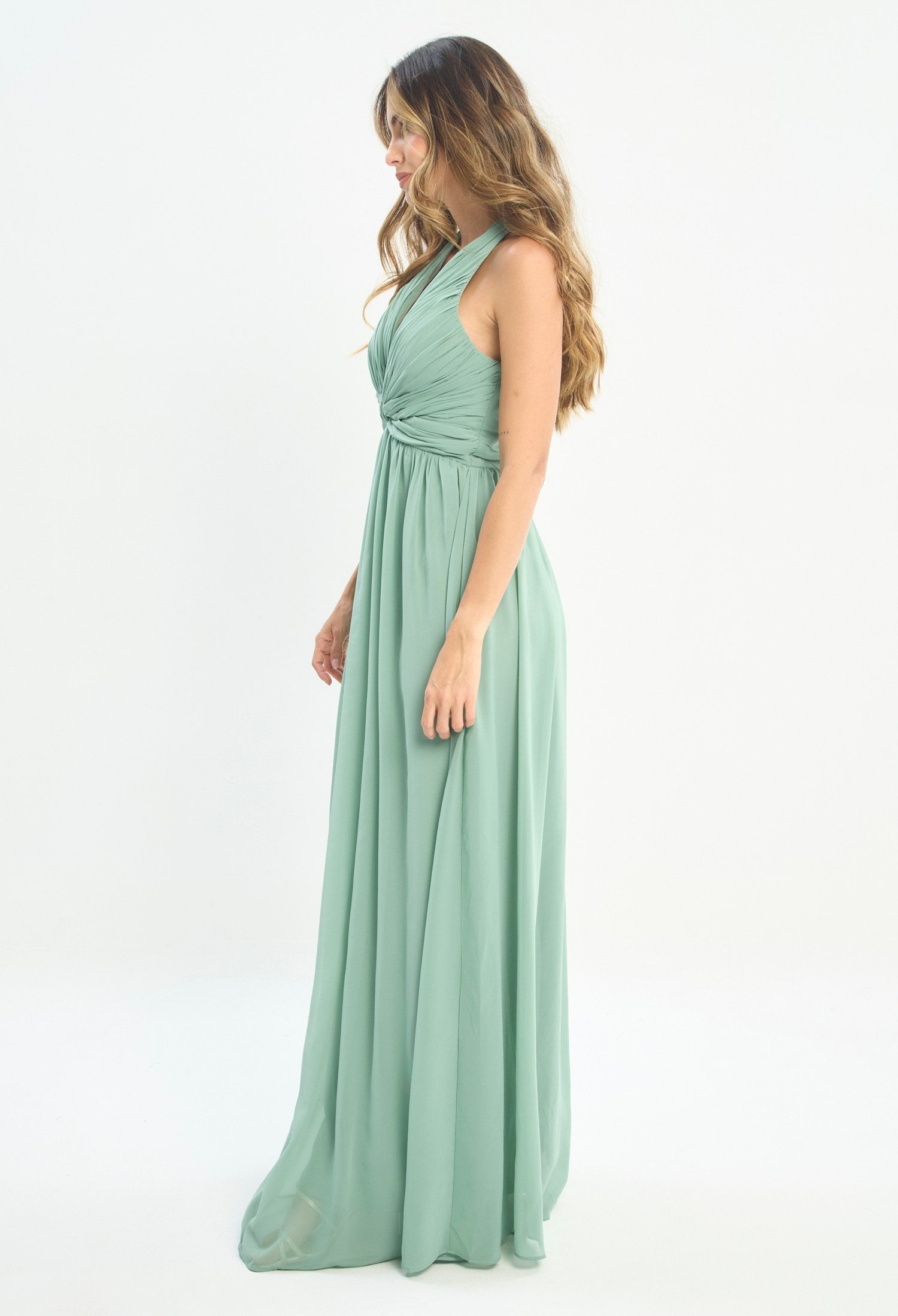 Mujer luciendo vestido verde BYBLA - Halter Nudo - vista 2