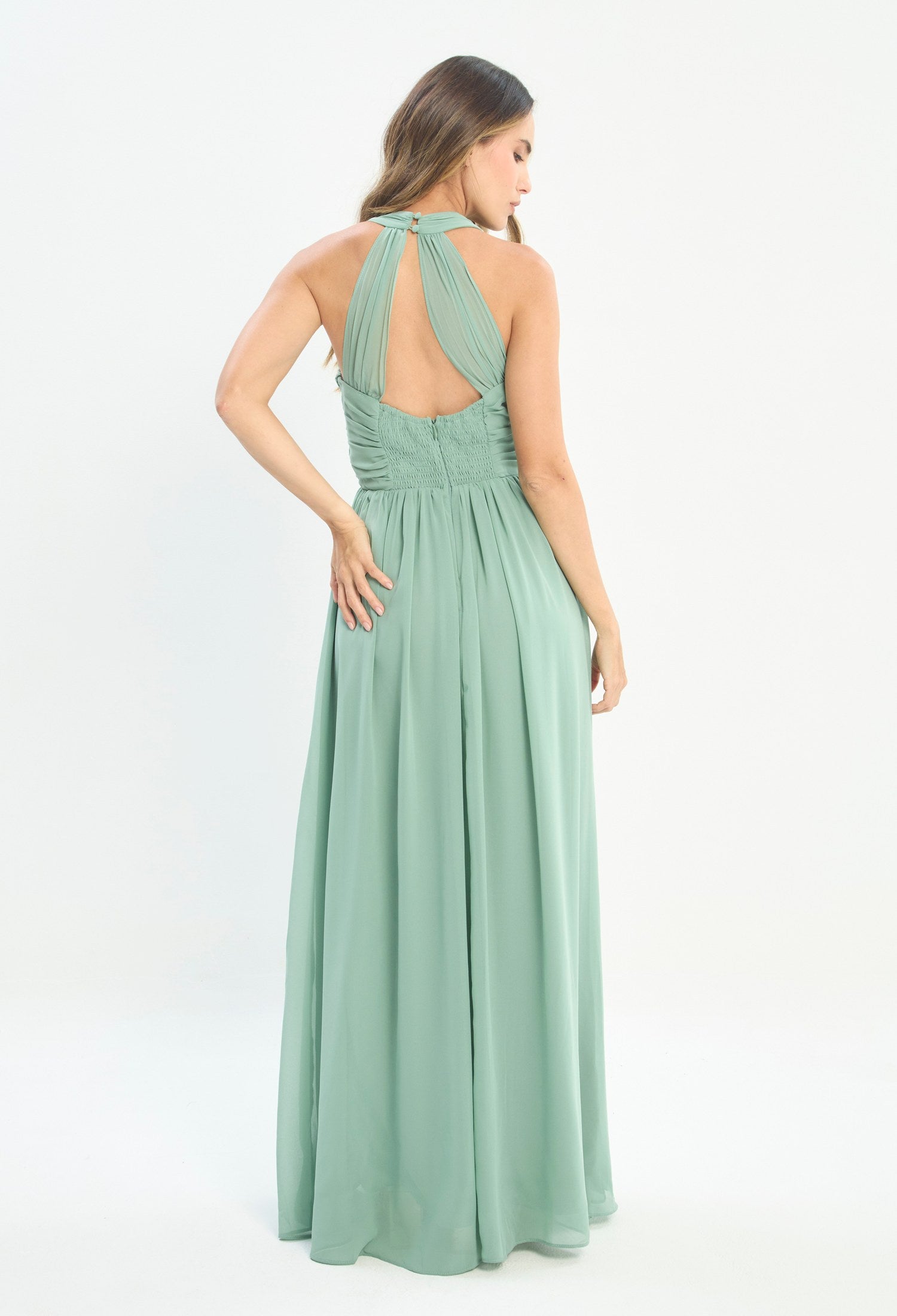 Mujer luciendo vestido verde BYBLA - Halter Nudo - vista 3