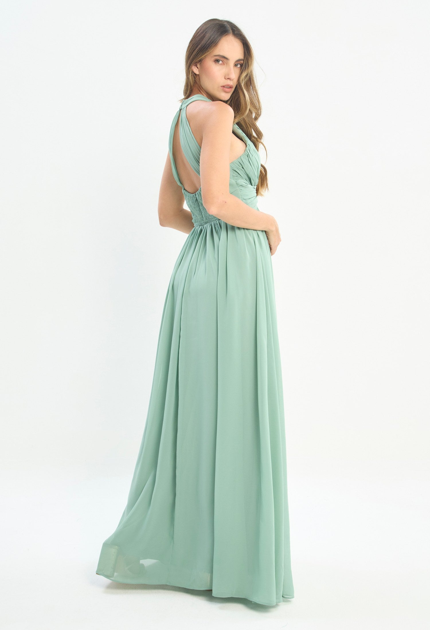 Mujer luciendo vestido verde BYBLA - Halter Nudo - vista 4