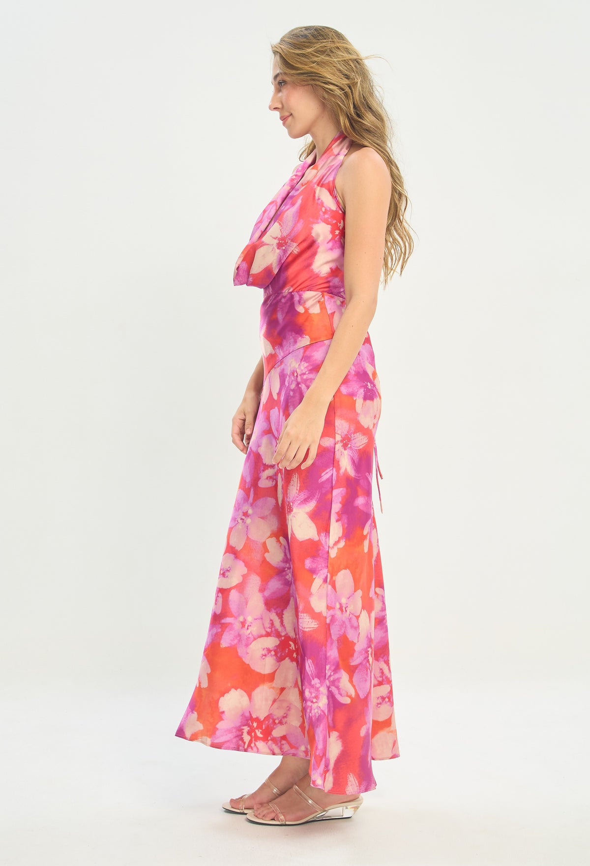 Vestido Largo Halter Satinado Flores Fucsia BYBLA - vista 2