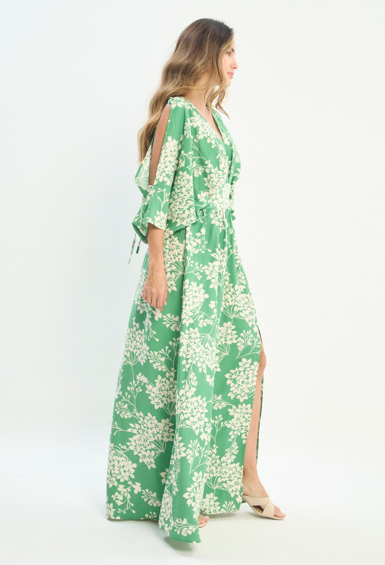 Mujer luciendo vestido verde BYBLA - Hombros Abiertos - vista 2