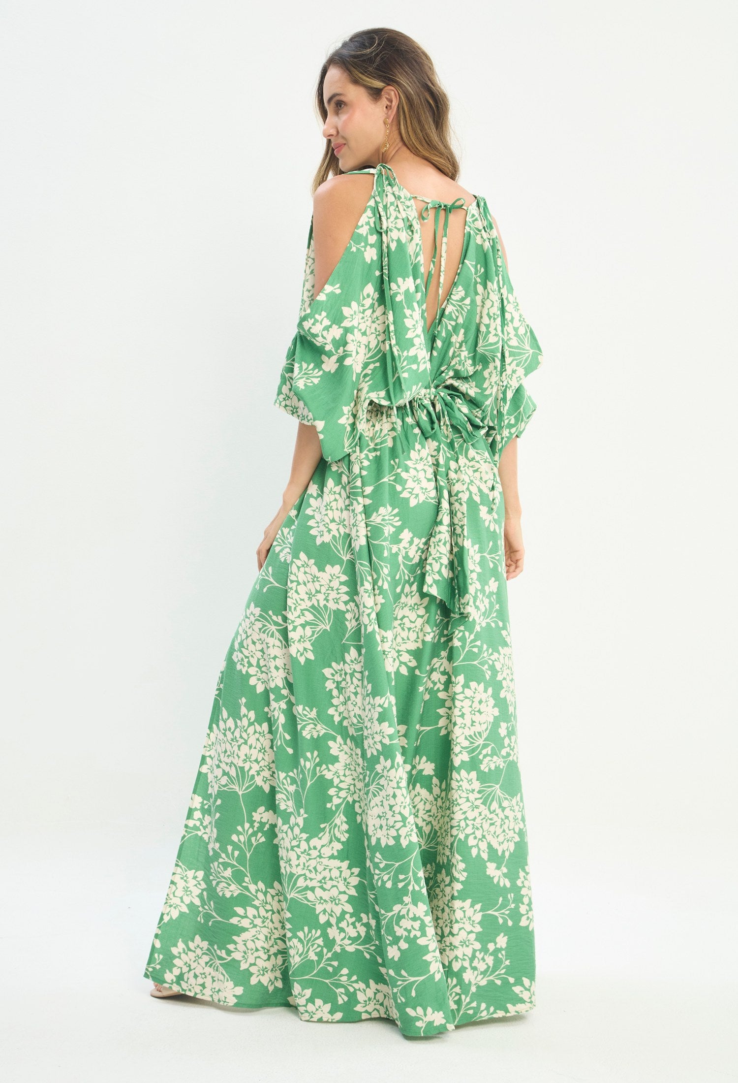 Mujer luciendo vestido verde BYBLA - Hombros Abiertos - vista 3