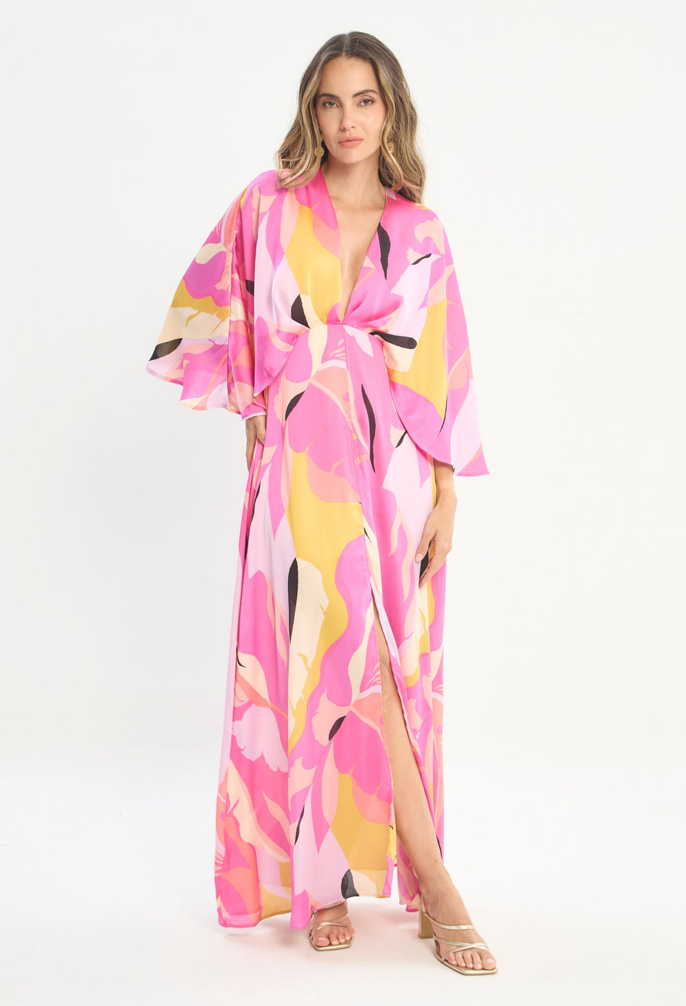 Mujer luciendo vestido estampado multicolor BYBLA - Kimono Estampado