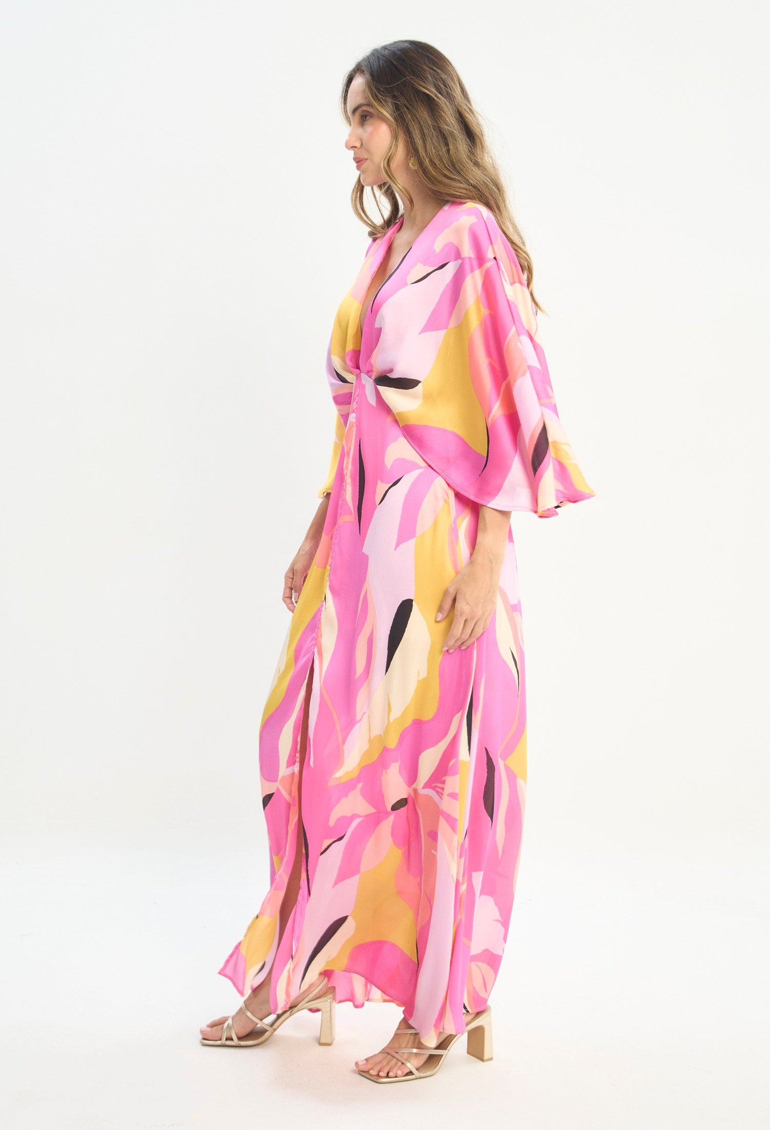 Mujer luciendo vestido estampado multicolor BYBLA - Kimono Estampado - vista 2