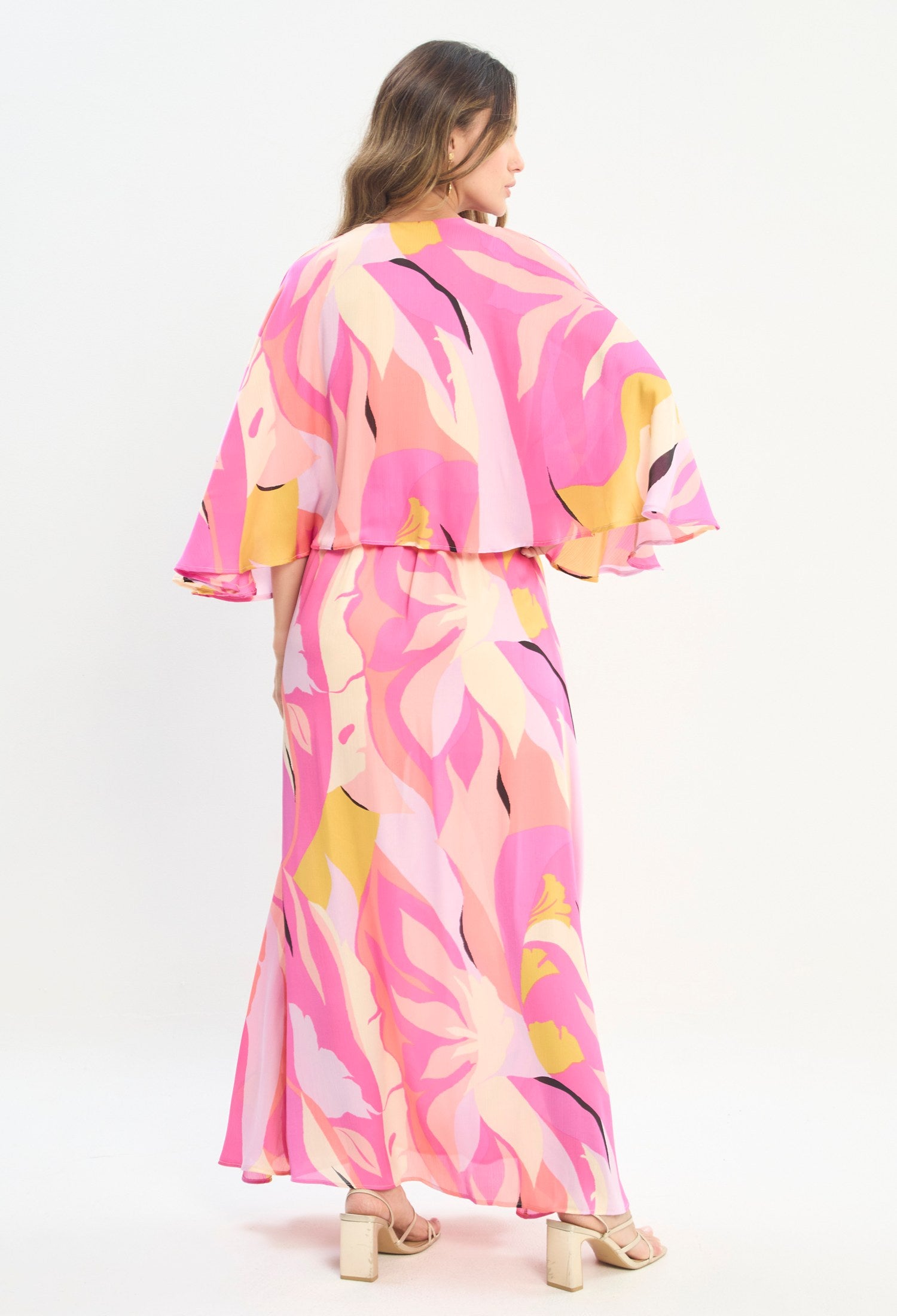 Mujer luciendo vestido estampado multicolor BYBLA - Kimono Estampado - vista 3
