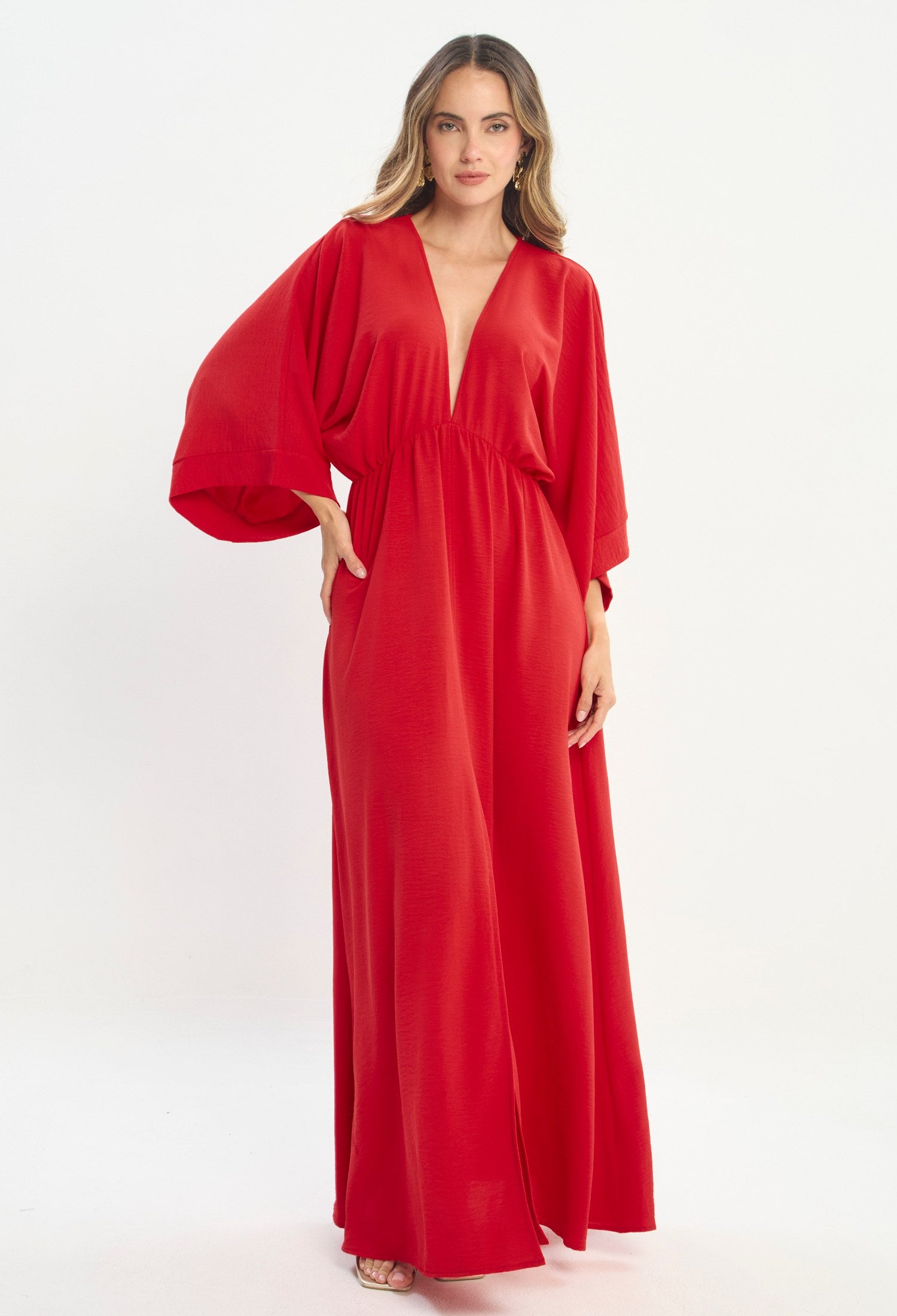 Mujer luciendo vestido rojo BYBLA - Mangas Globo