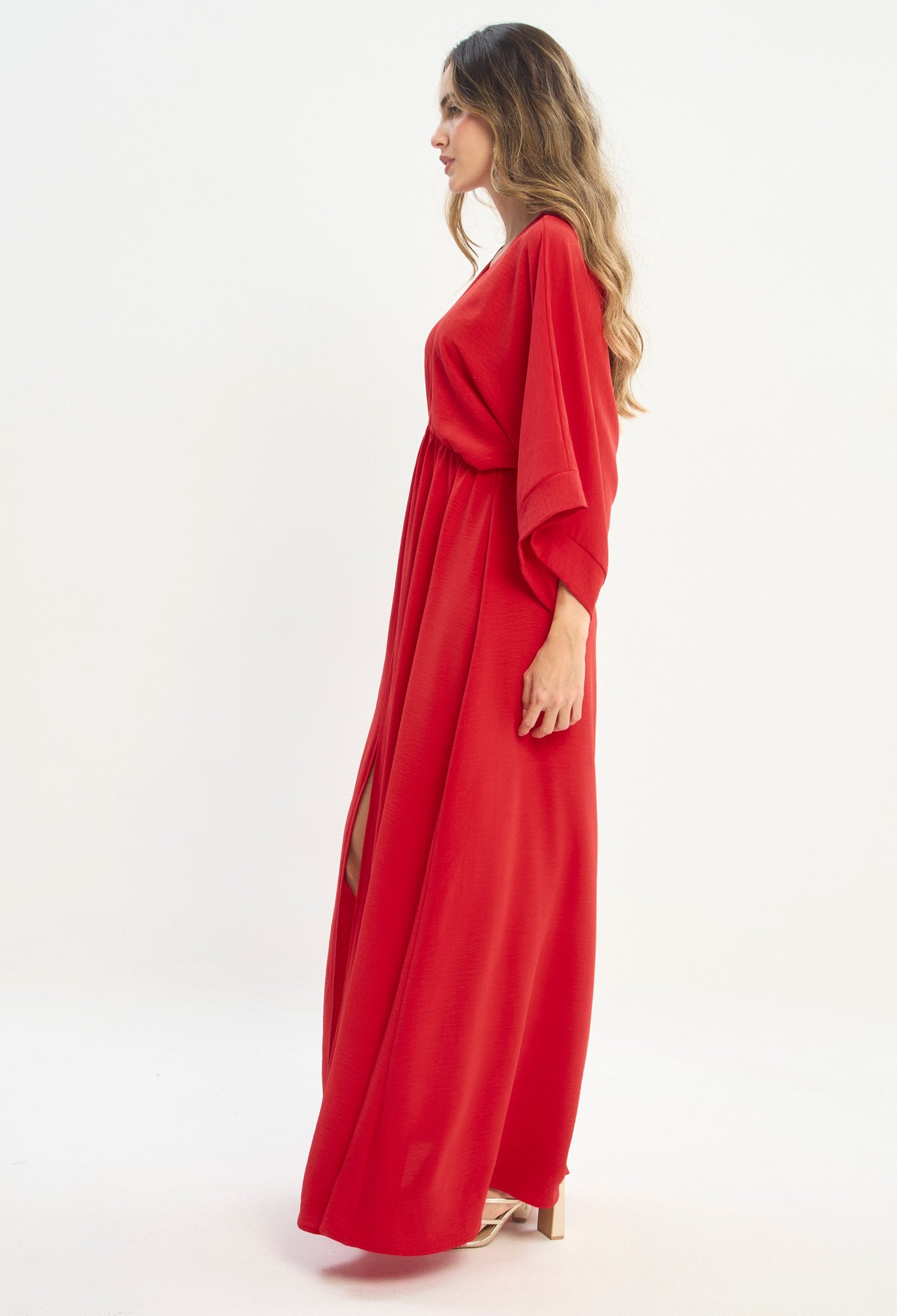 Mujer luciendo vestido rojo BYBLA - Mangas Globo - vista 2