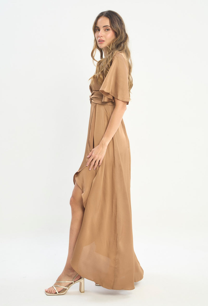 Mujer luciendo vestido marrón BYBLA - Mangas Mariposa - vista 2