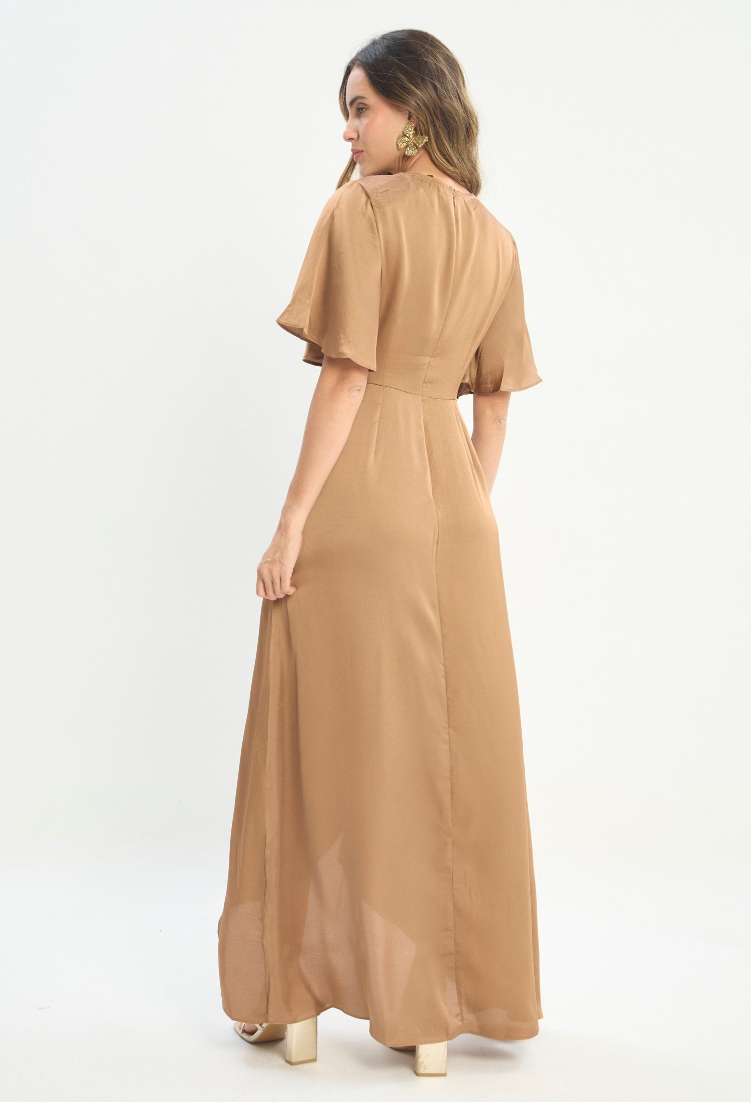 Mujer luciendo vestido marrón BYBLA - Mangas Mariposa - vista 3