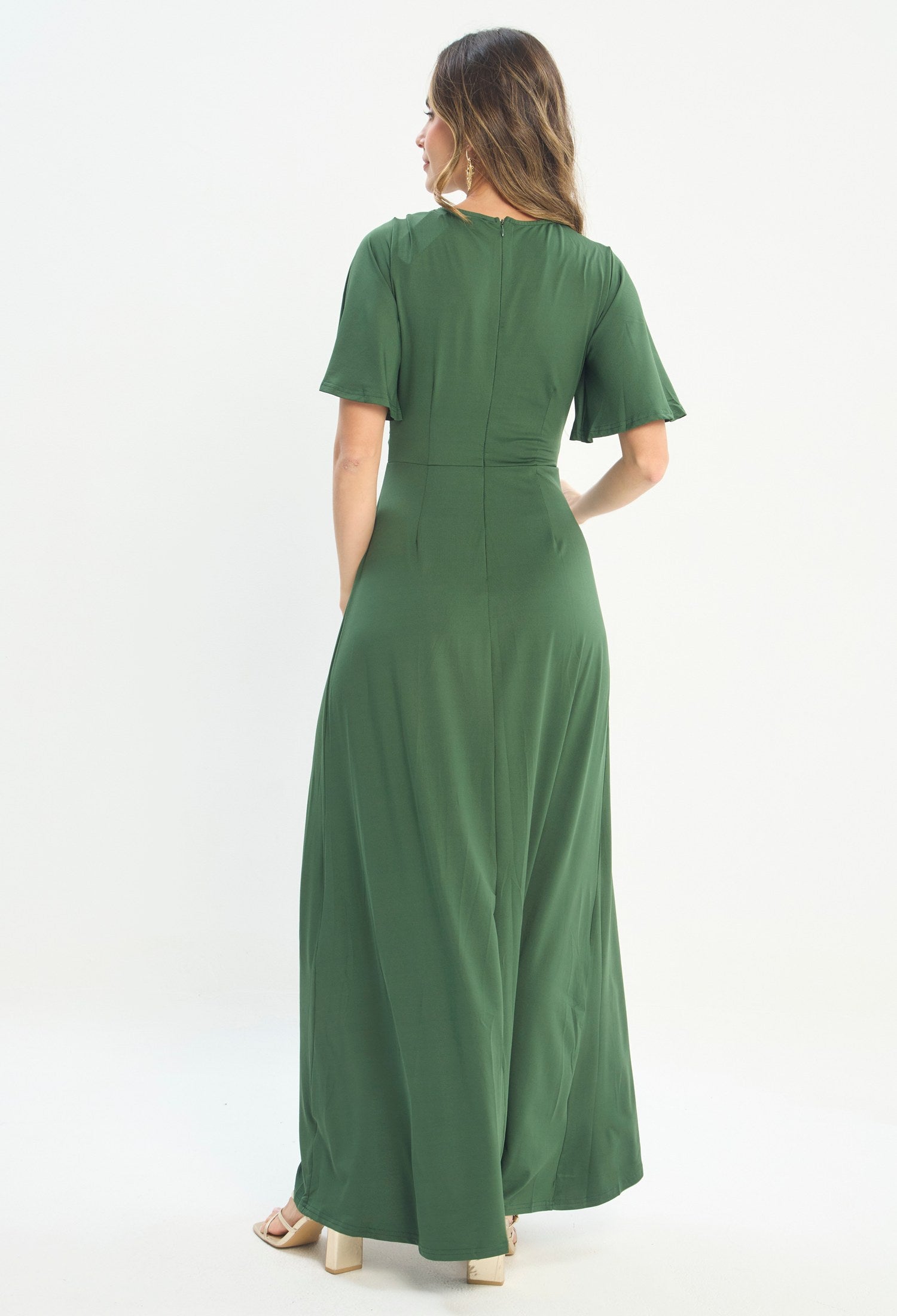 Mujer luciendo vestido verde BYBLA - Mangas Mariposa - vista 3