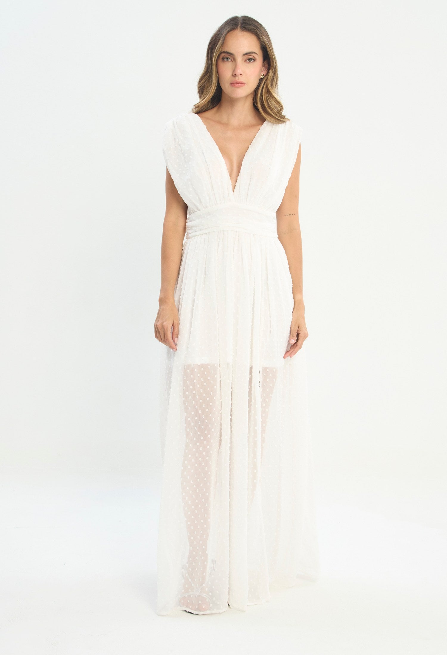 Mujer luciendo vestido blanco BYBLA - Plumeti Escote V