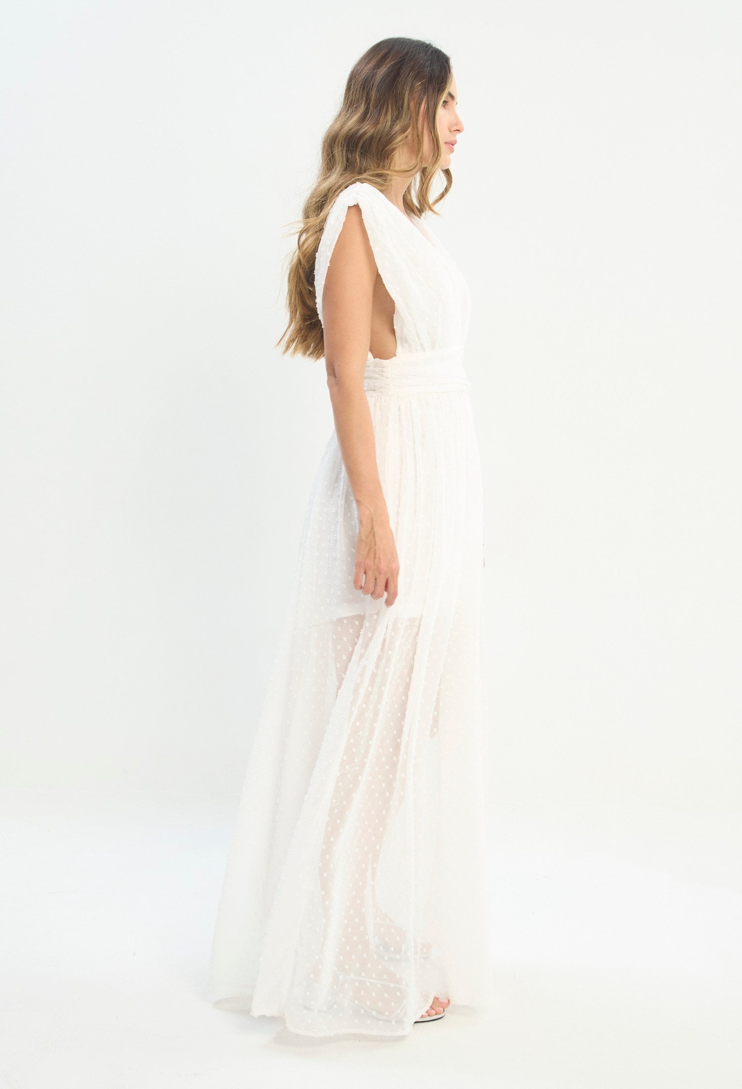 Mujer luciendo vestido blanco BYBLA - Plumeti Escote V - vista 2