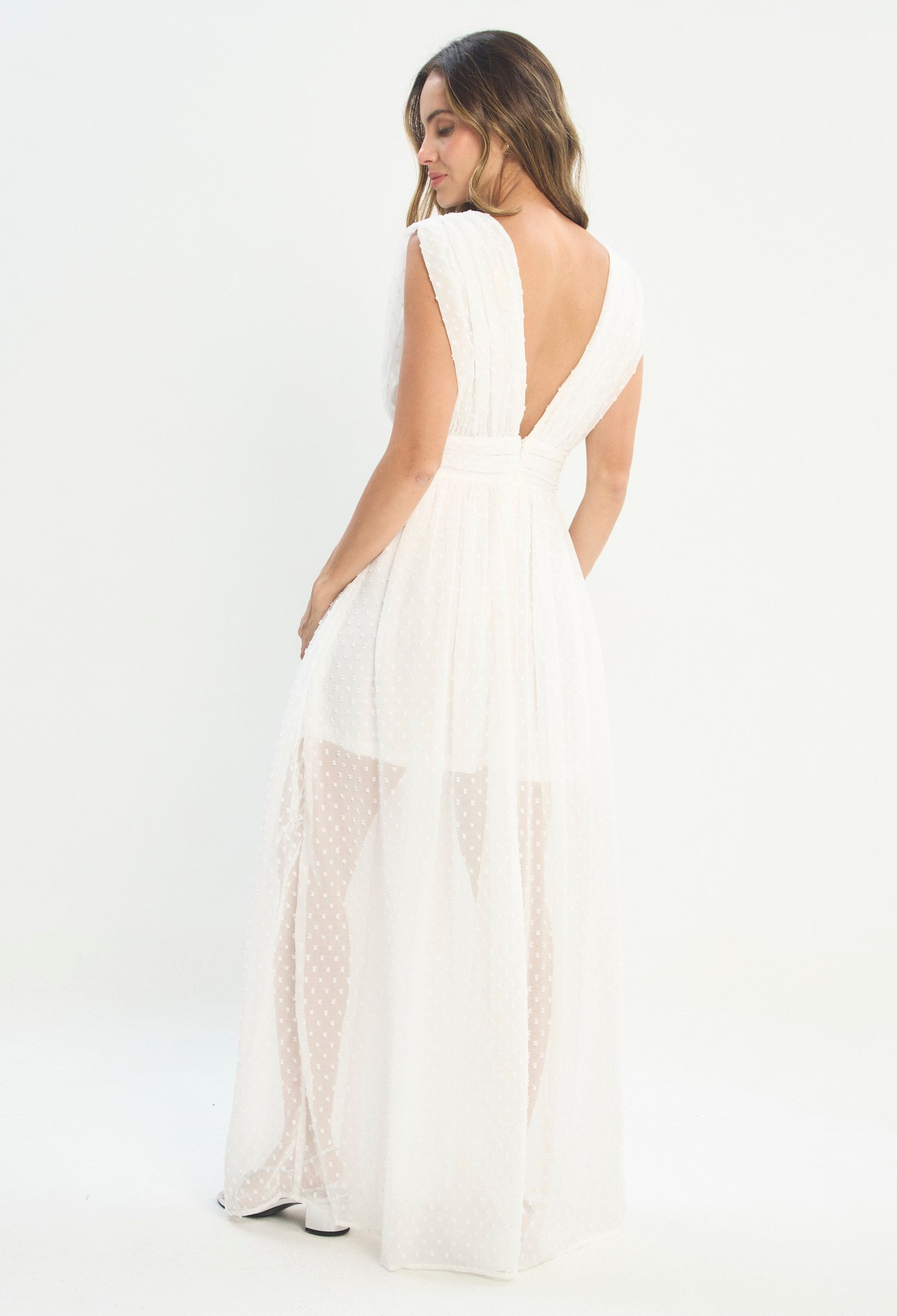 Mujer luciendo vestido blanco BYBLA - Plumeti Escote V - vista 3