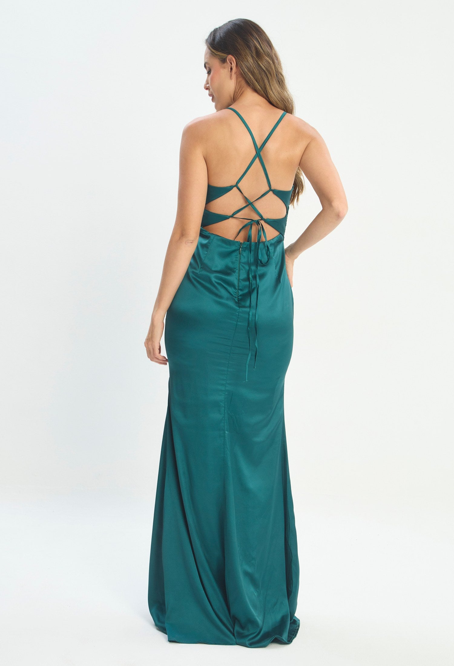 Mujer luciendo vestido verde BYBLA - Satín Cut Out - vista 3