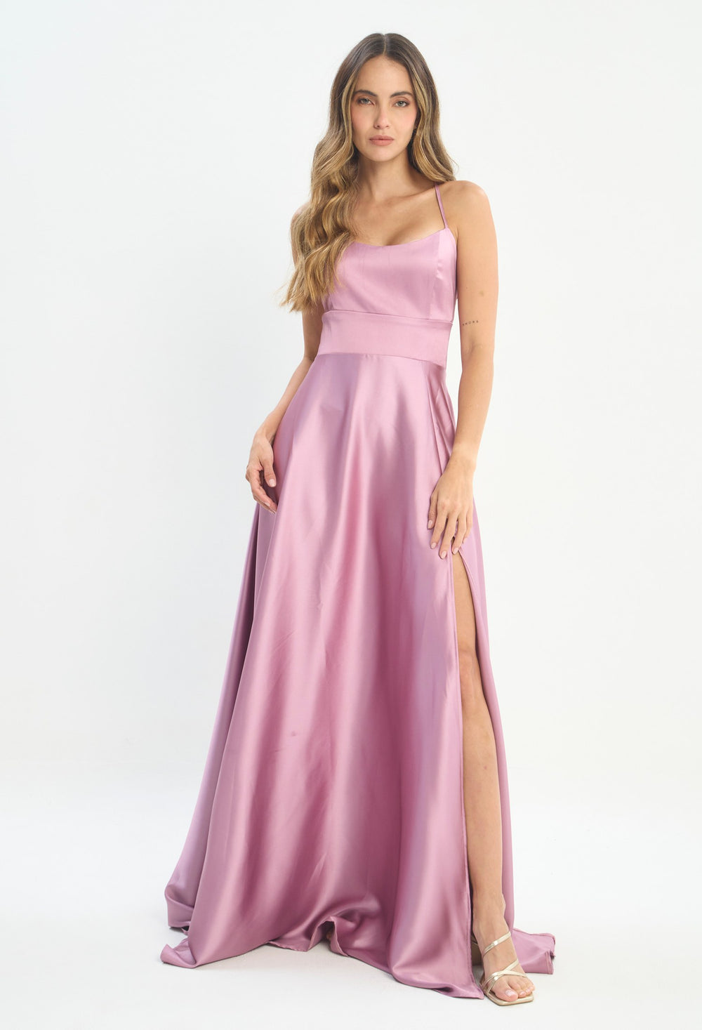 Mujer luciendo vestido morado lila BYBLA - Satín Evasé