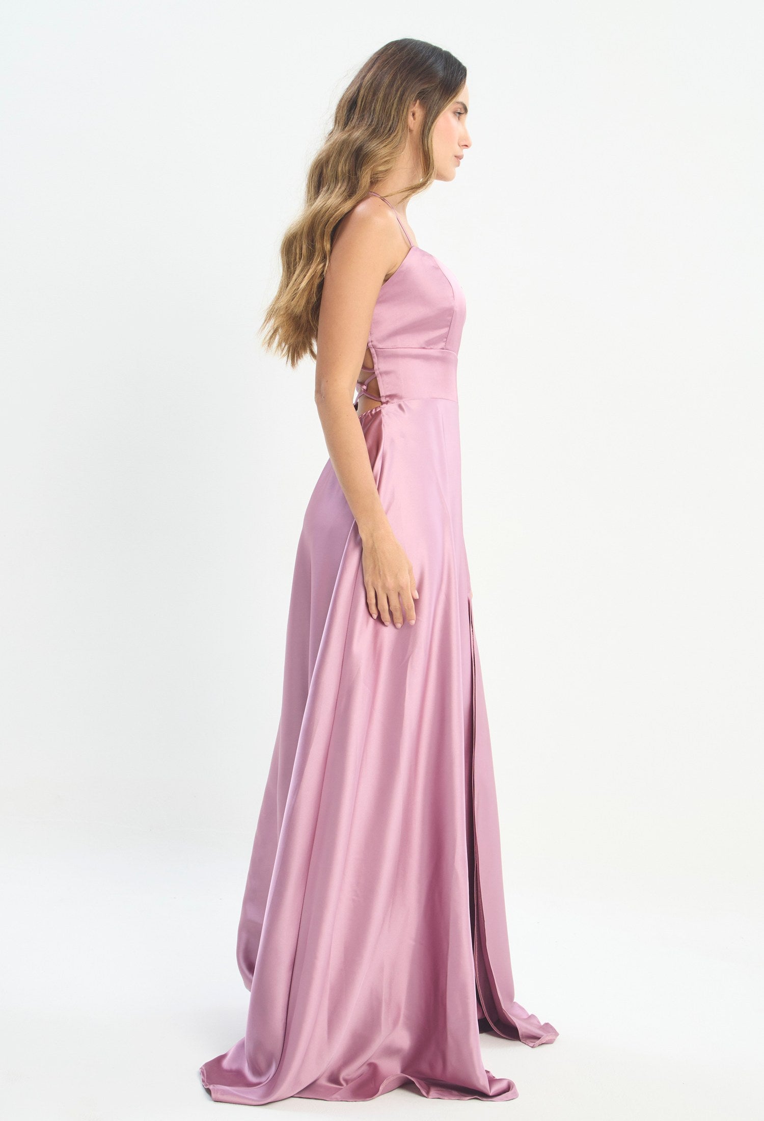 Mujer luciendo vestido morado lila BYBLA - Satín Evasé - vista 3