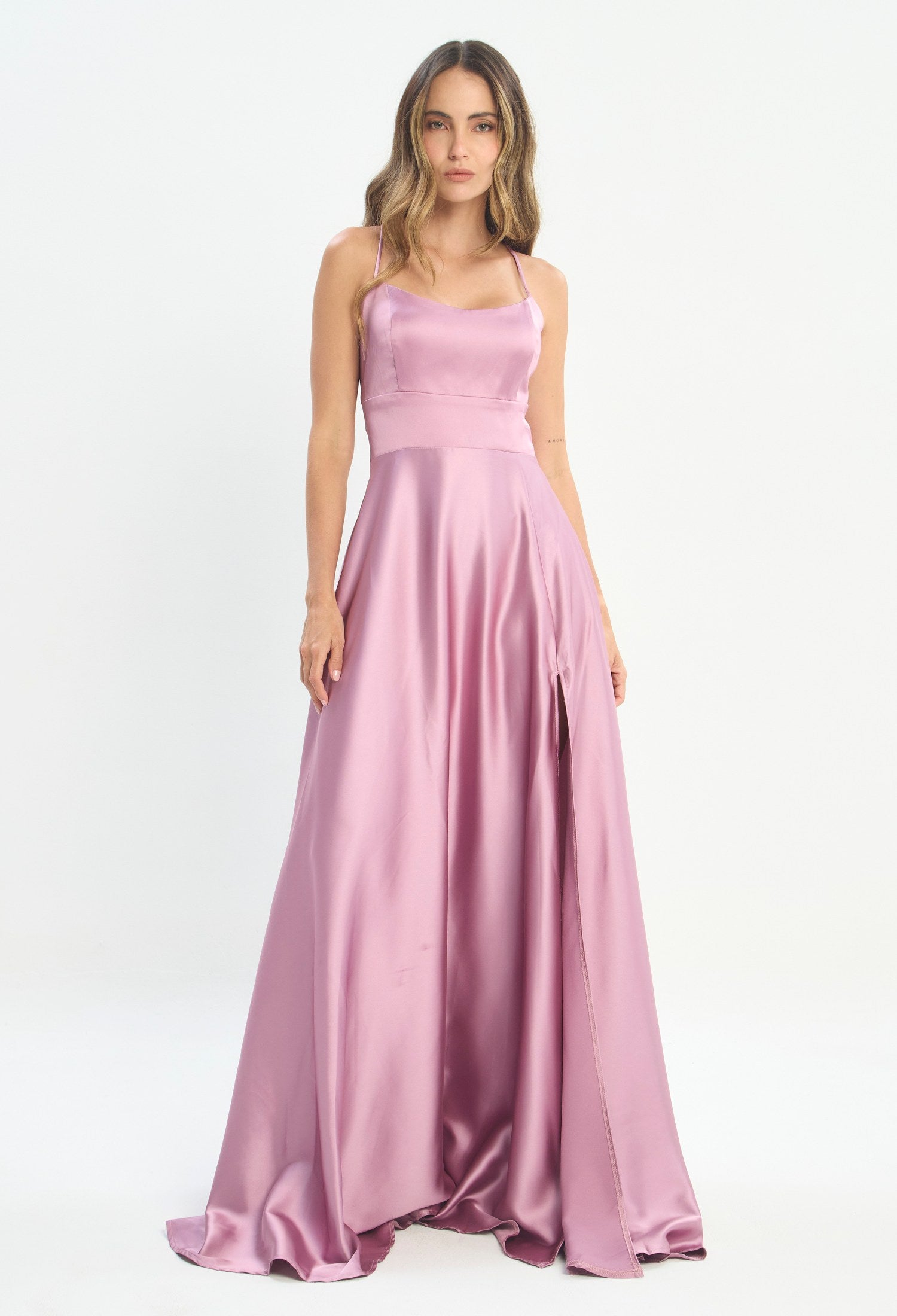 Mujer luciendo vestido morado lila BYBLA - Satín Evasé - vista 4