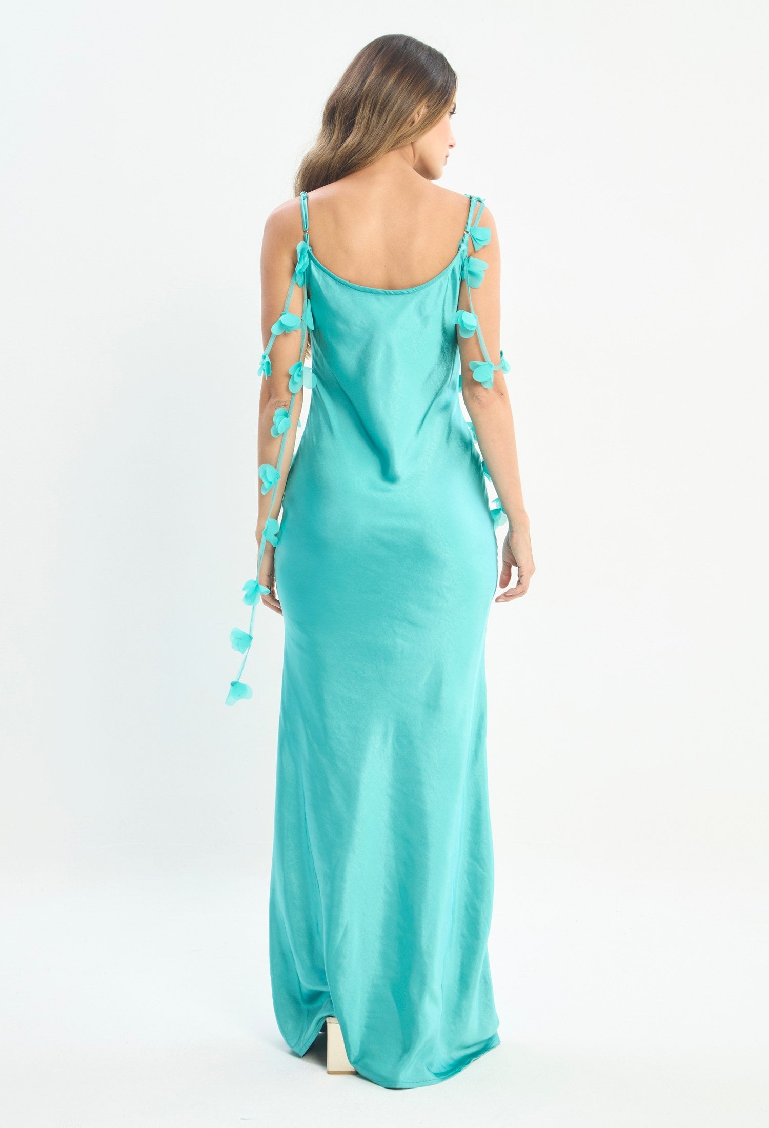 Mujer luciendo vestido verde BYBLA - Satín Flores 3D - vista 2