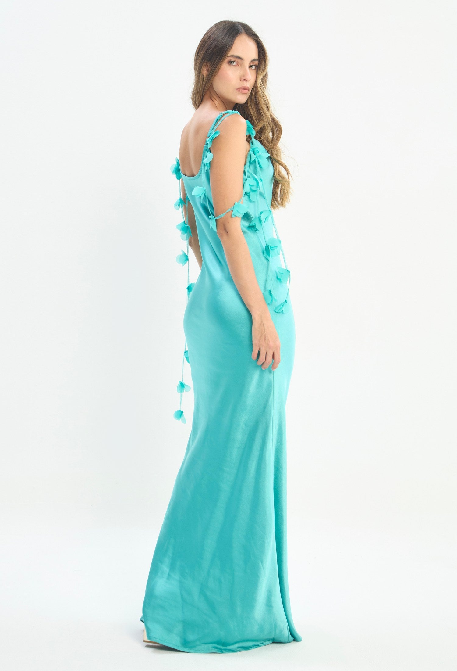 Mujer luciendo vestido verde BYBLA - Satín Flores 3D - vista 3