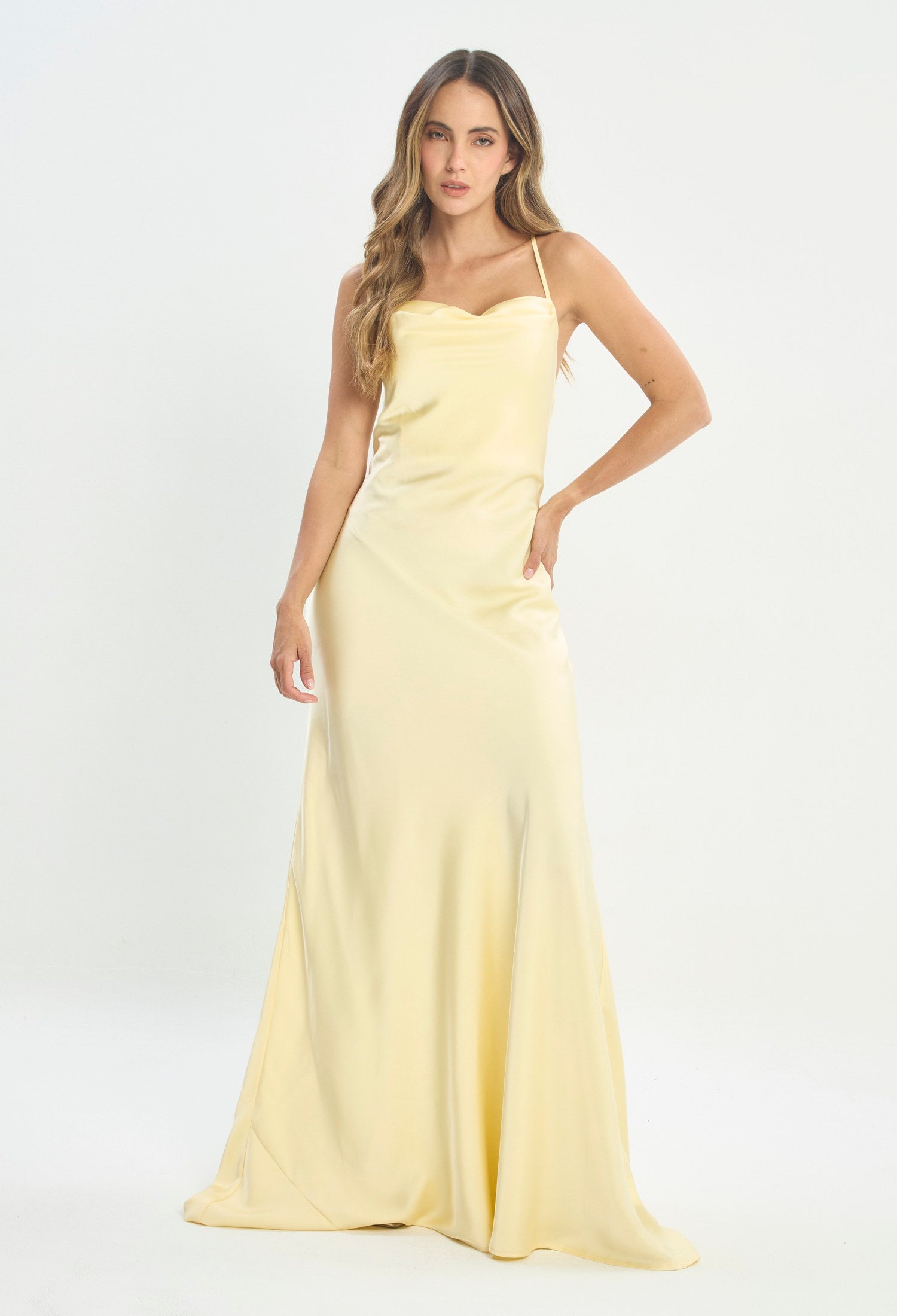Mujer luciendo vestido amarillo BYBLA - Satín Slip Dress