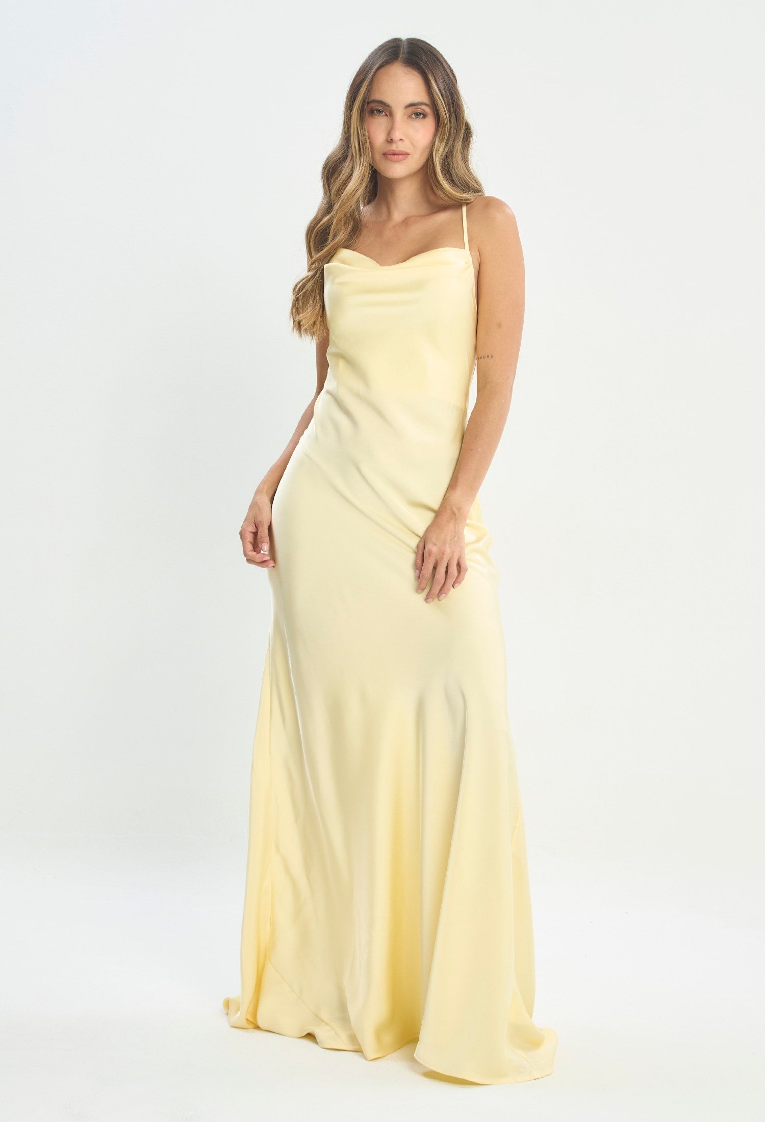 Mujer luciendo vestido amarillo BYBLA - Satín Slip Dress - vista 2