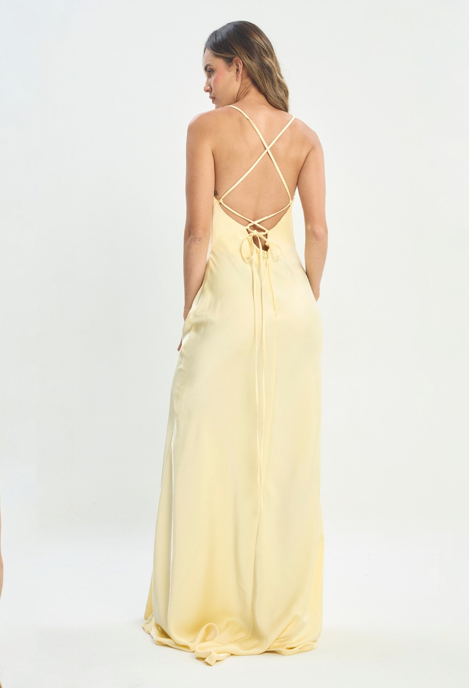 Mujer luciendo vestido amarillo BYBLA - Satín Slip Dress - vista 3