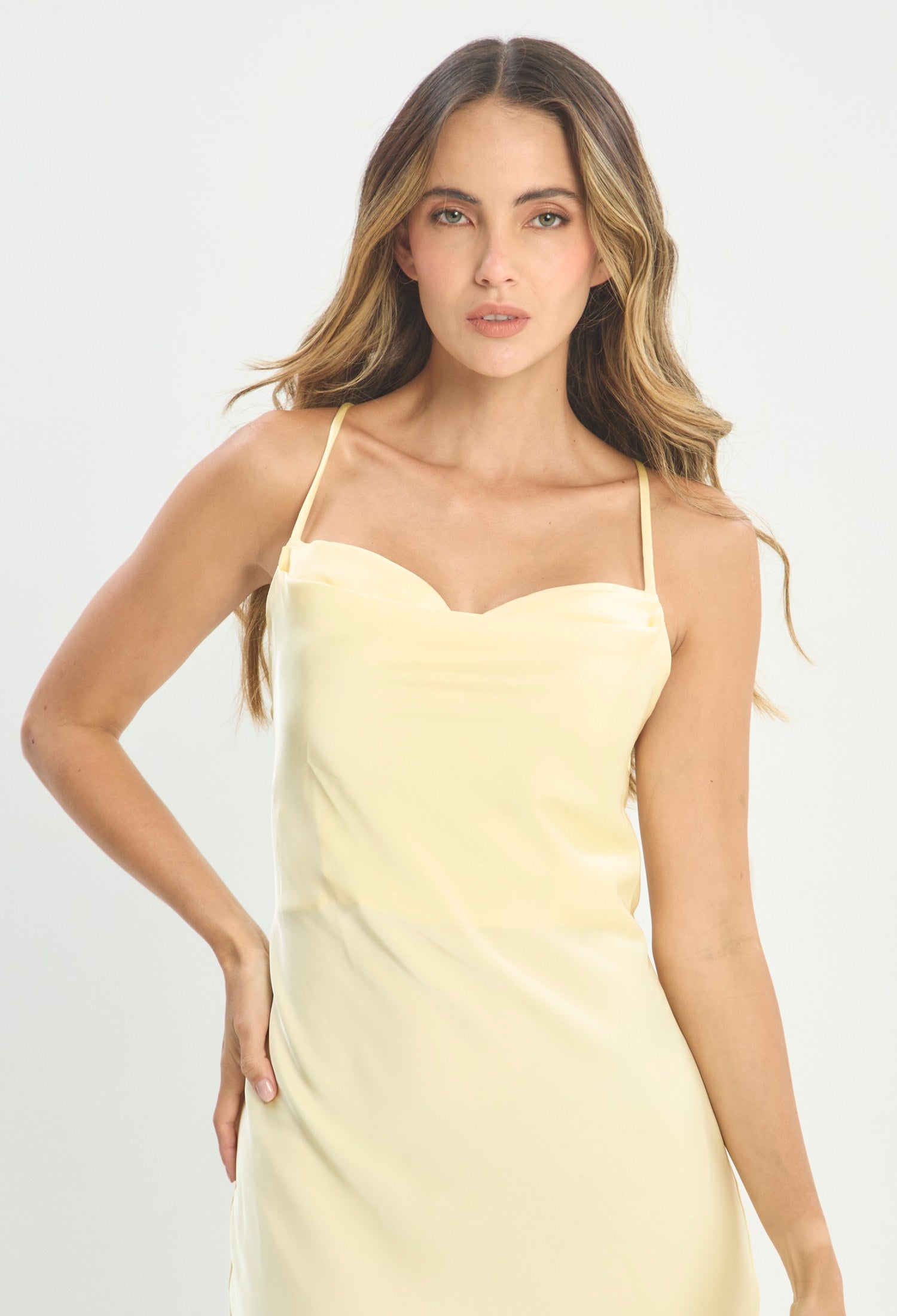 Mujer luciendo vestido amarillo BYBLA - Satín Slip Dress - vista 4