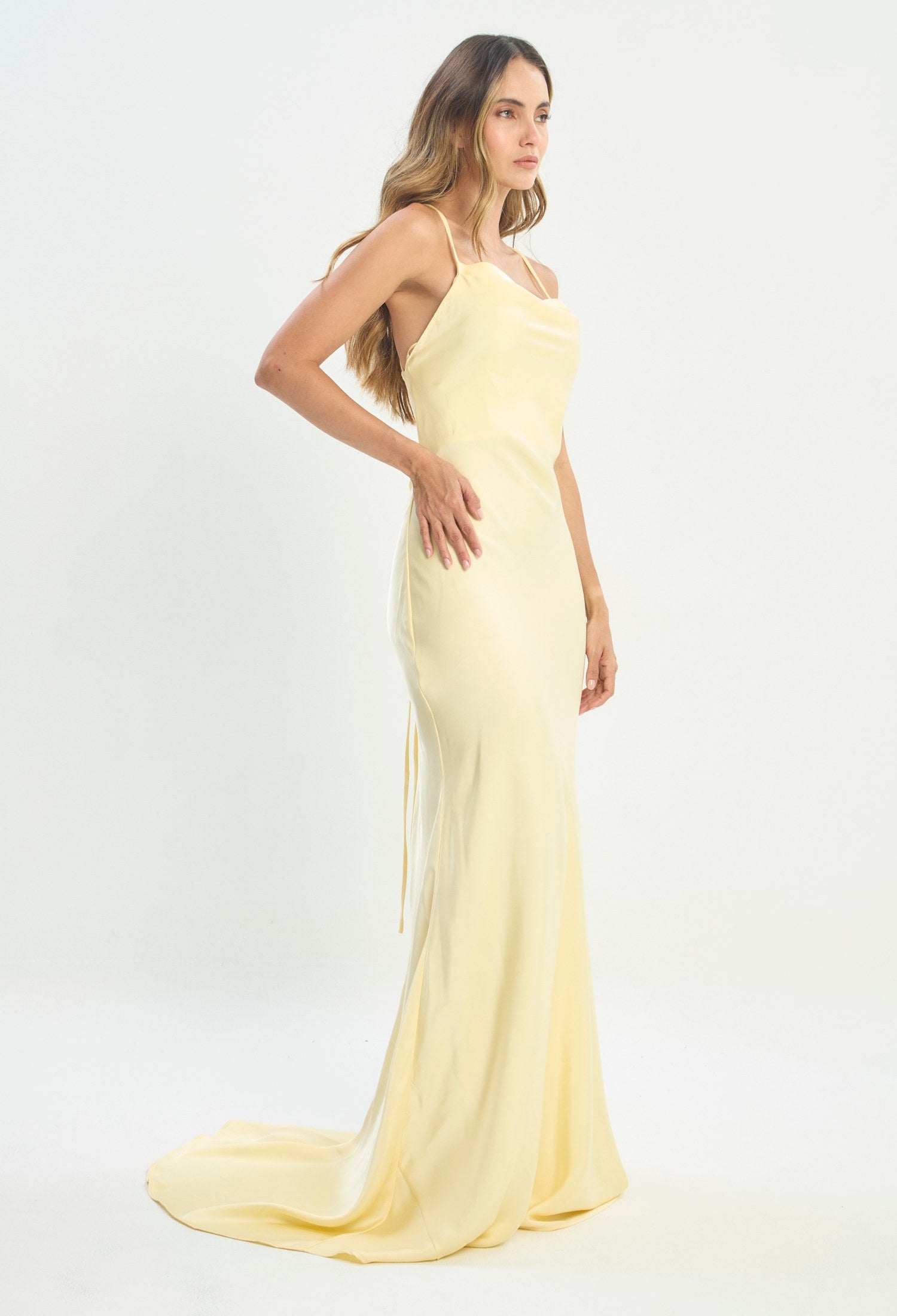 Mujer luciendo vestido amarillo BYBLA - Satín Slip Dress - vista 5