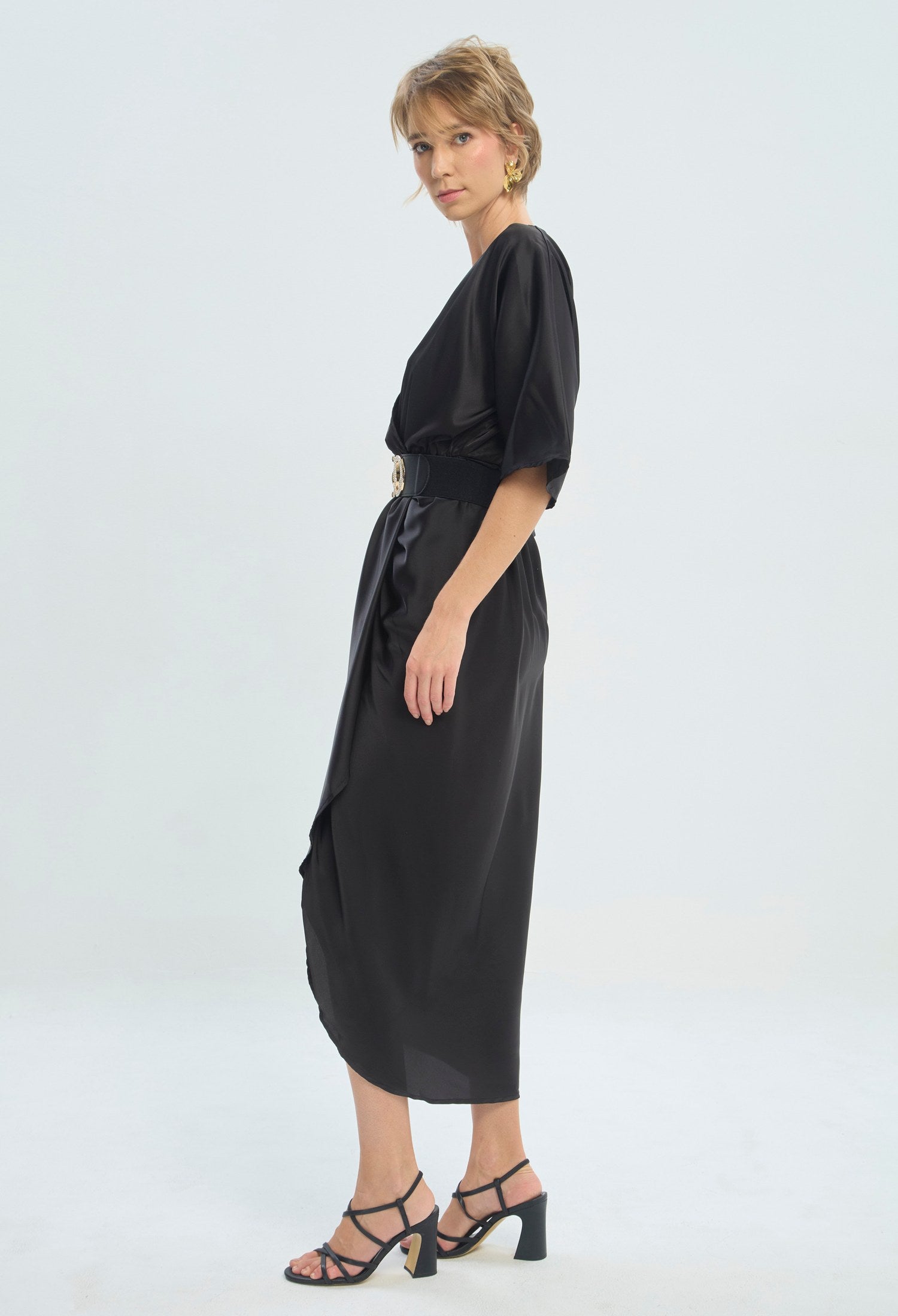 Vestido largo negro satinado con escote cruzado BYBLA