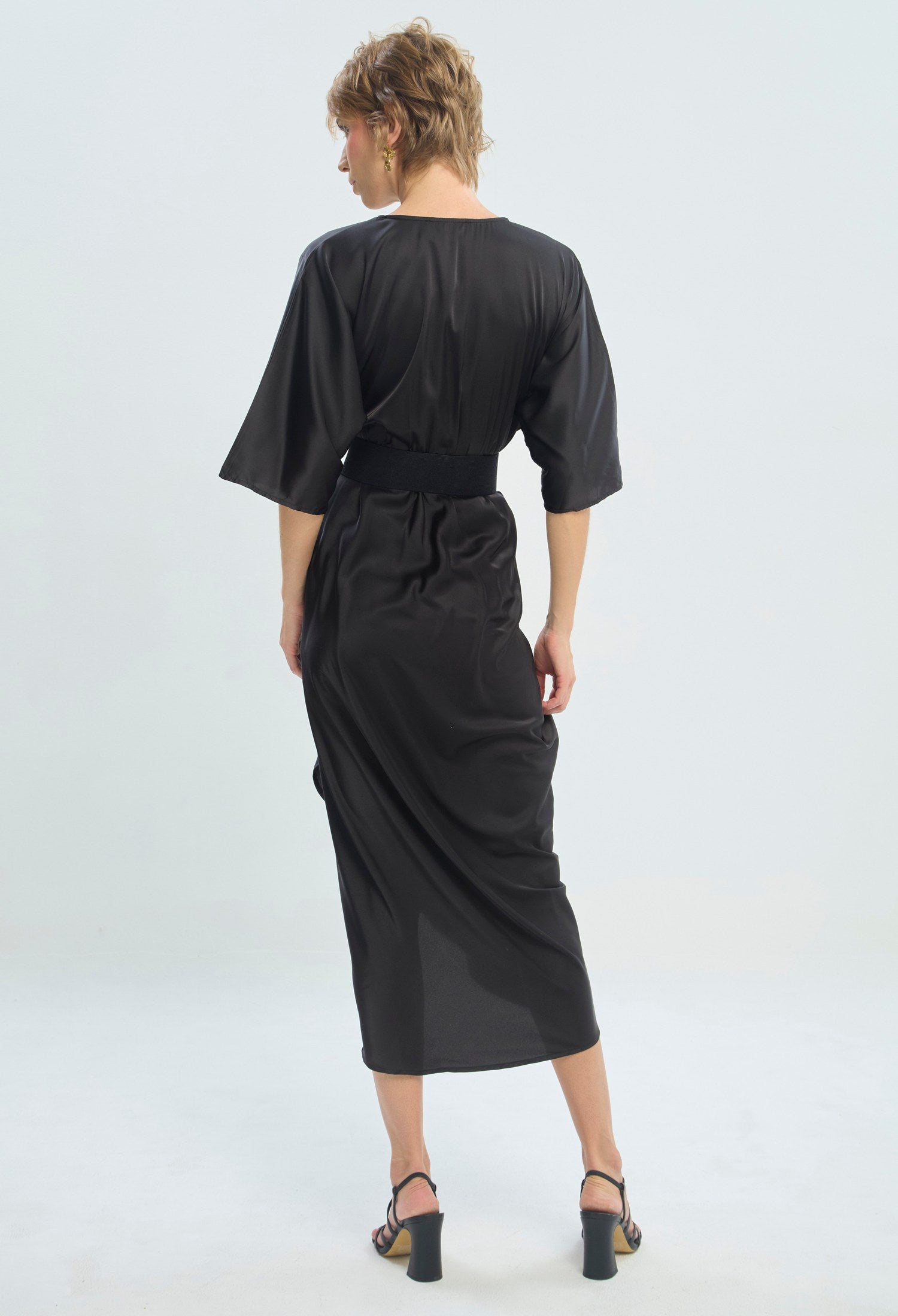 Vestido largo negro satinado con escote cruzado BYBLA - vista 2