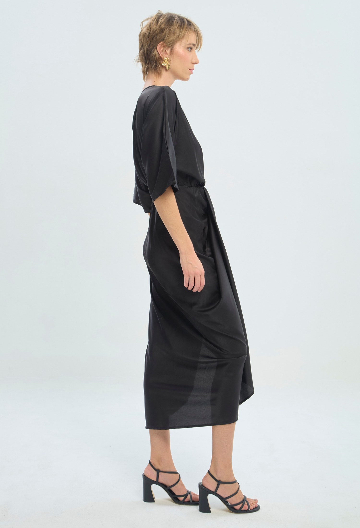 Vestido largo negro satinado con escote cruzado BYBLA - vista 5