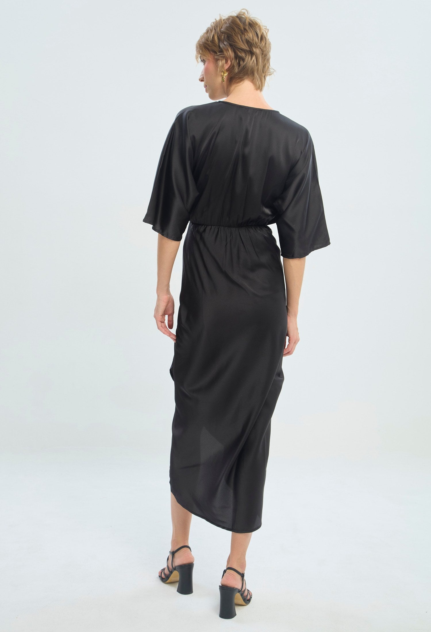 Vestido largo negro satinado con escote cruzado BYBLA - vista 6