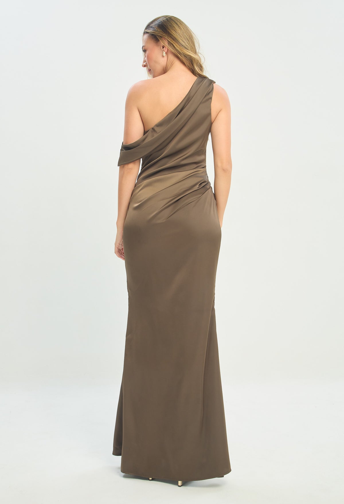 Vestido Largo Satinado Un Hombro Café Topo BYBLA - vista 3