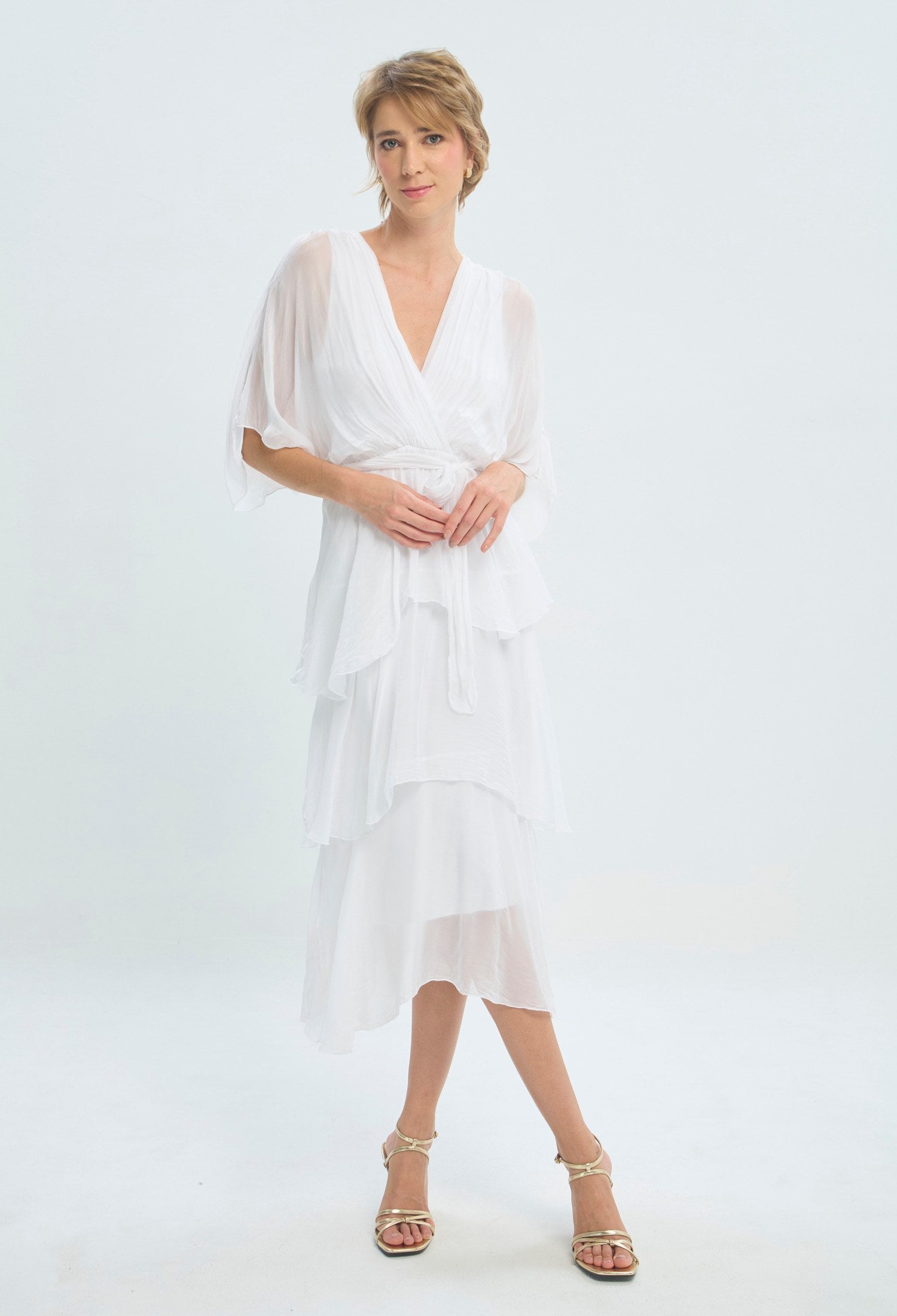 Vestido largo blanco de seda con capas y escote cruzado BYBLA